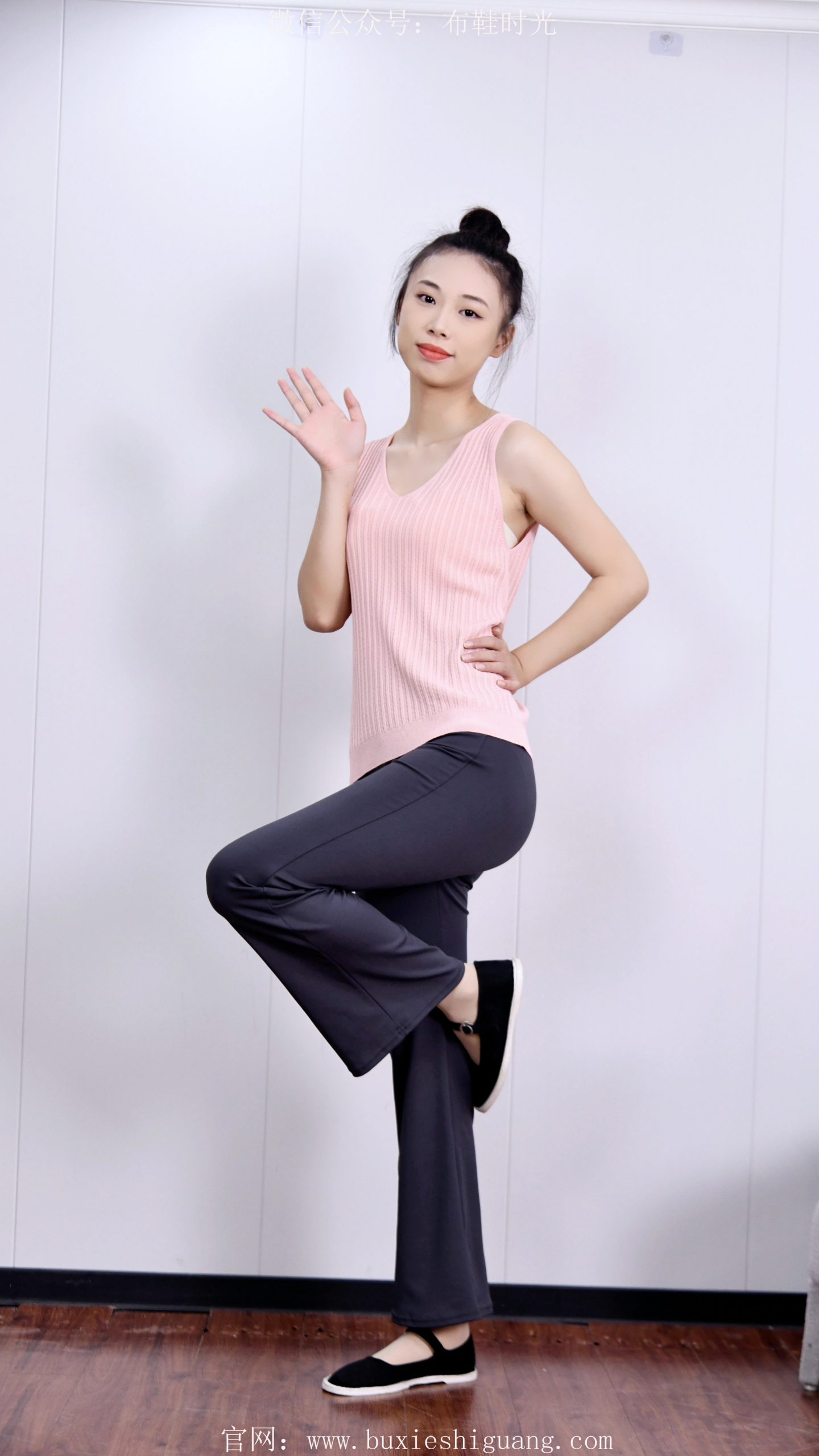 254/乐乐~【鞋裤相衬】布鞋搭短袜，姿态多变换，穿搭舒适又具时尚感。