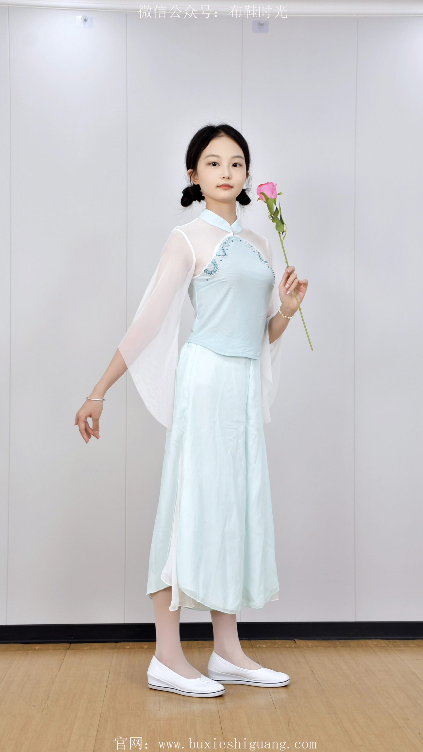 262/双双~【青纱素履】雅姿裁软雾，素履衬春纱，袖底藏云。