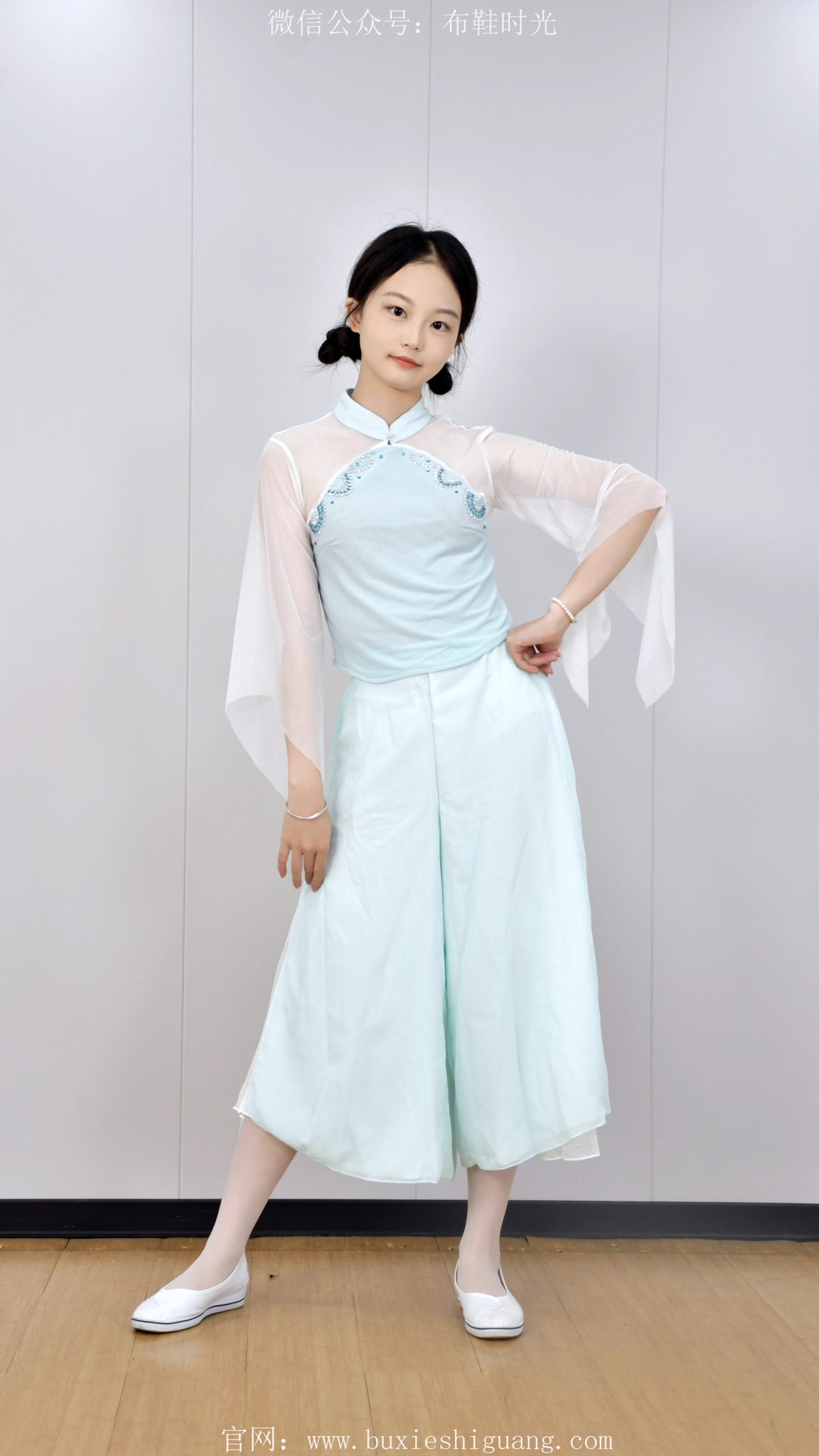 262/双双~【青纱素履】雅姿裁软雾，素履衬春纱，袖底藏云。