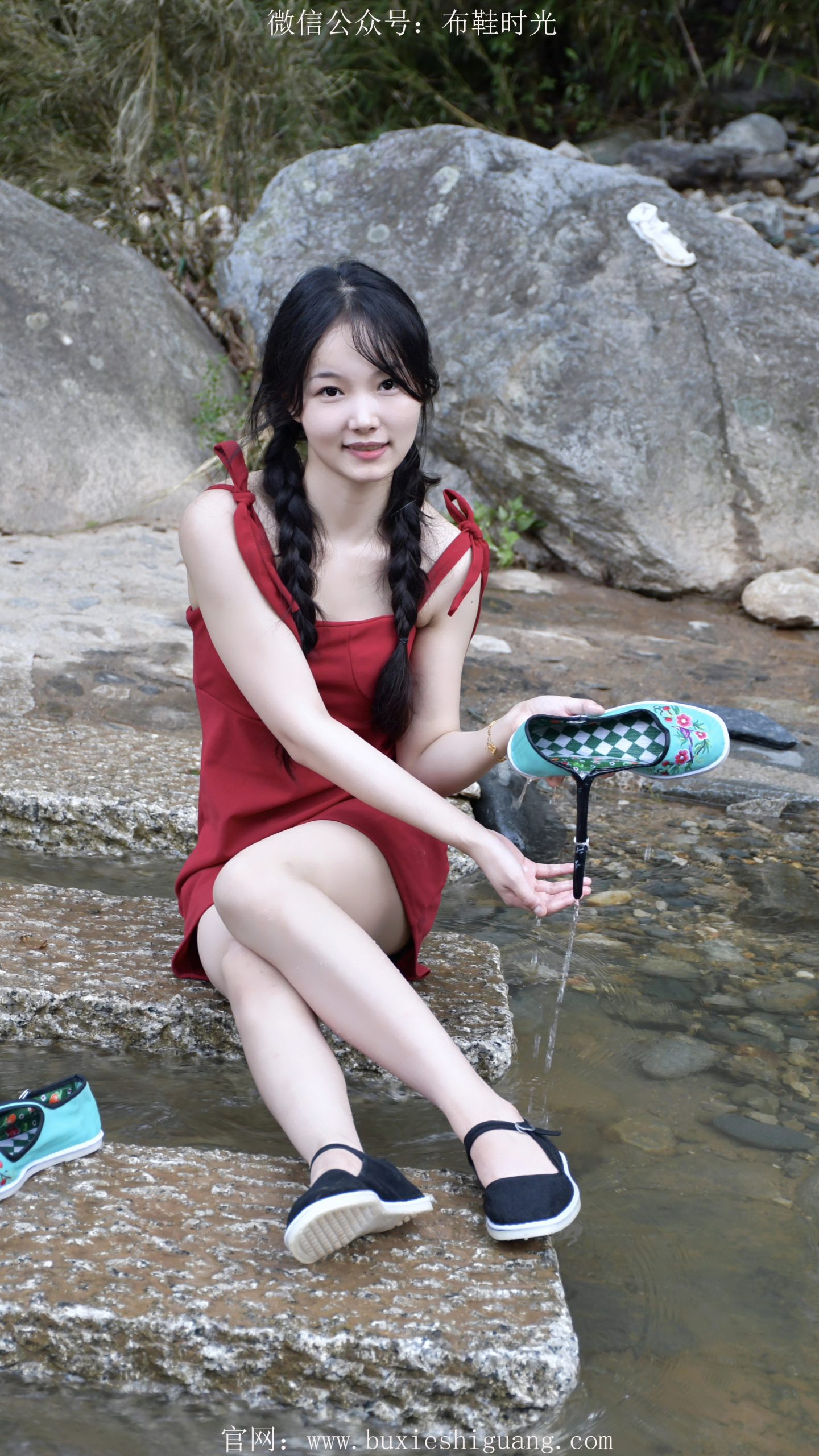 266/芸芸~【戏水缠趣】 红裙裹身，黑履衬袜，戏水曳野趣。