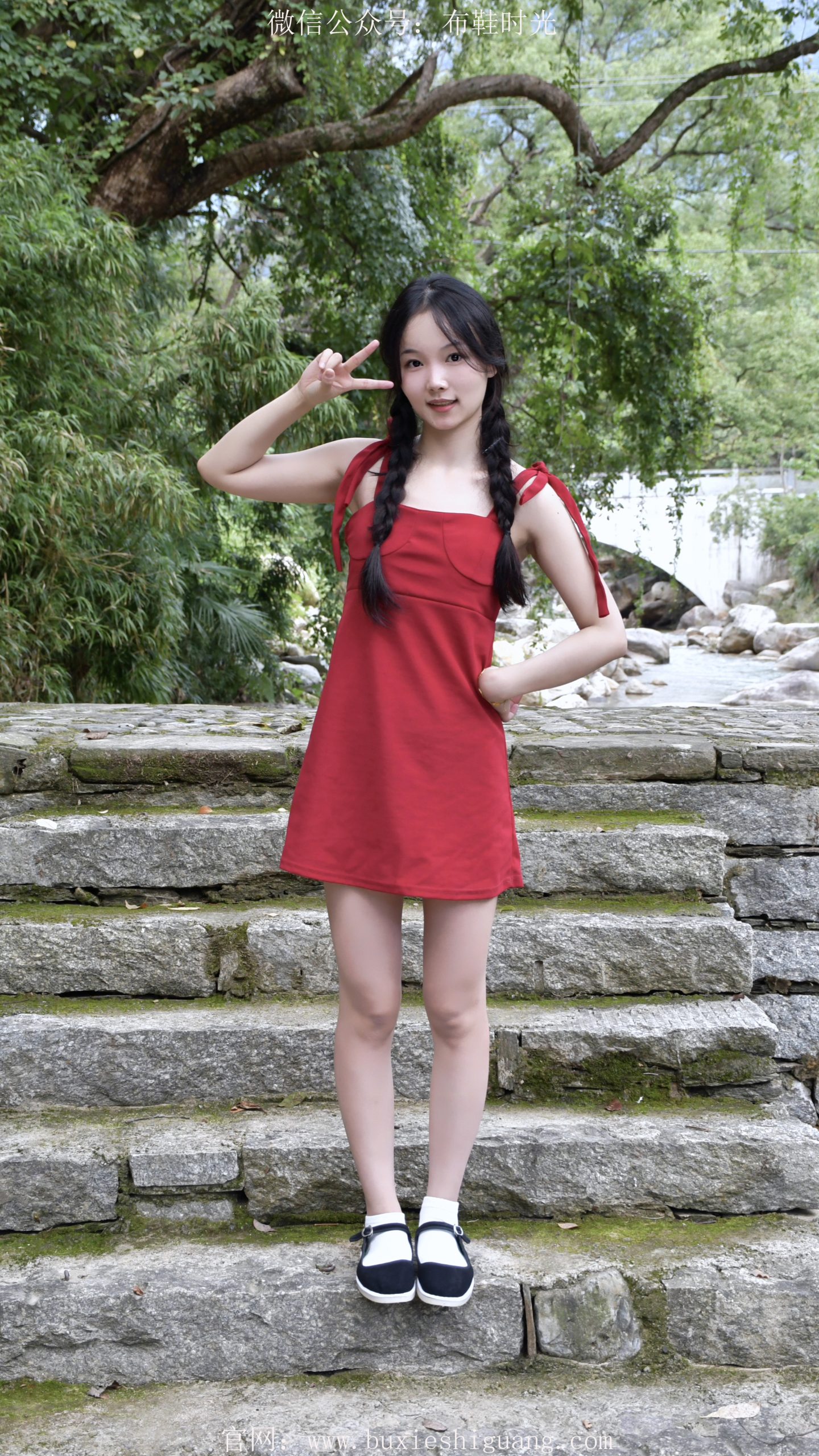 266/芸芸~【戏水缠趣】 红裙裹身，黑履衬袜，戏水曳野趣。