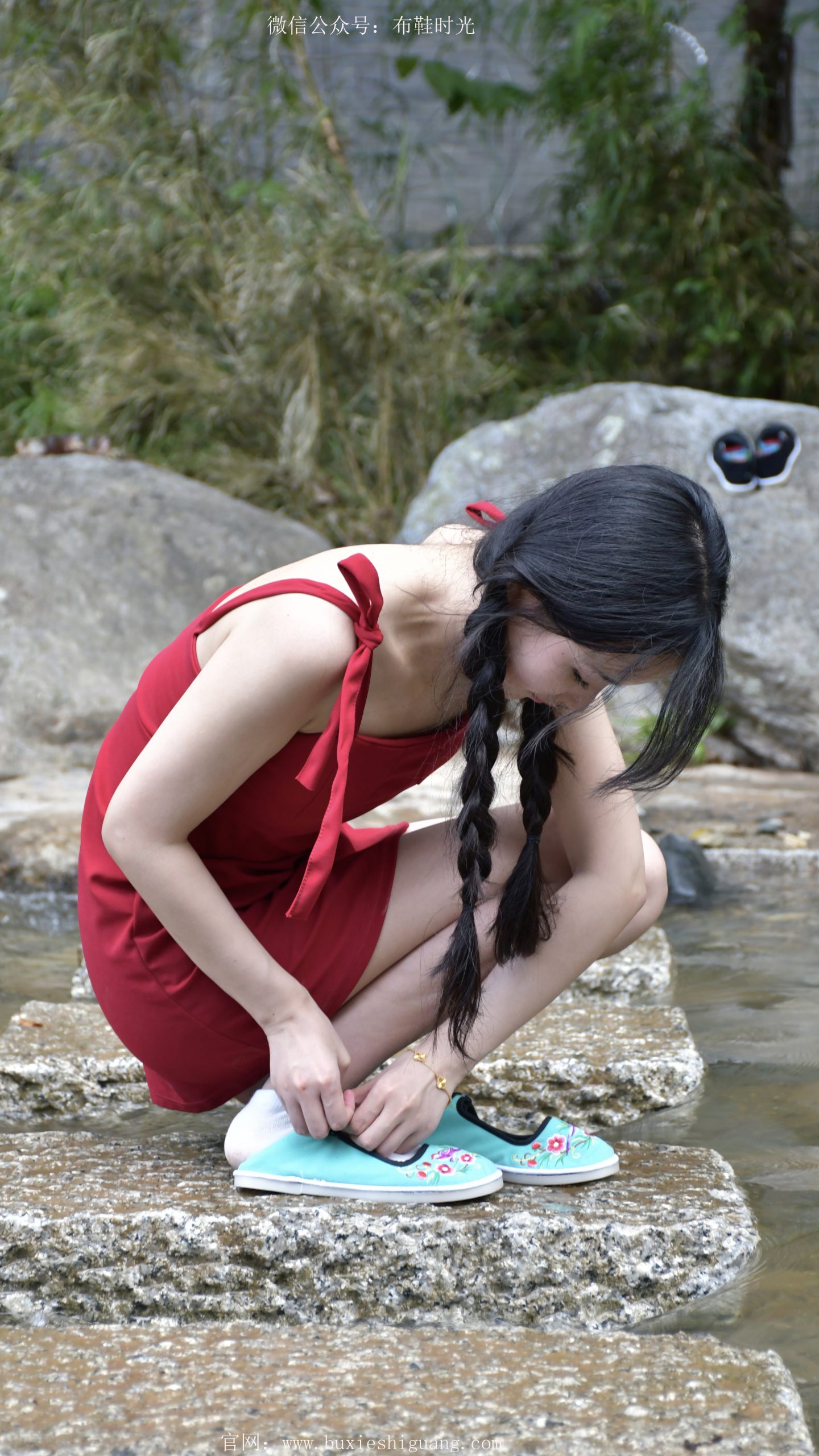 266/芸芸~【戏水缠趣】 红裙裹身，黑履衬袜，戏水曳野趣。