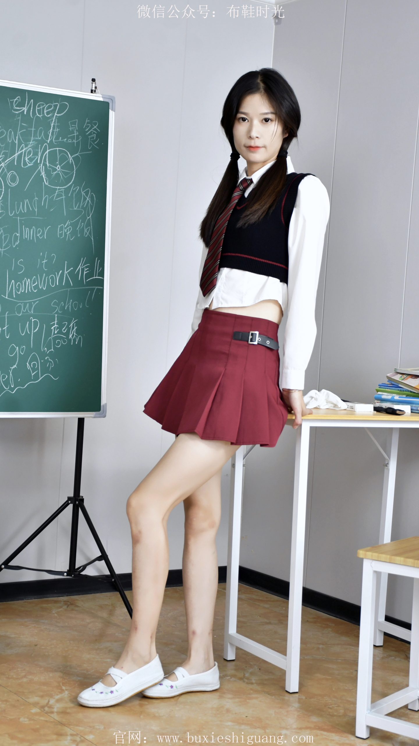 267/嘻嘻~【袜软鞋甜】 鞋缀花，袜裹踝，裙边垂足俏