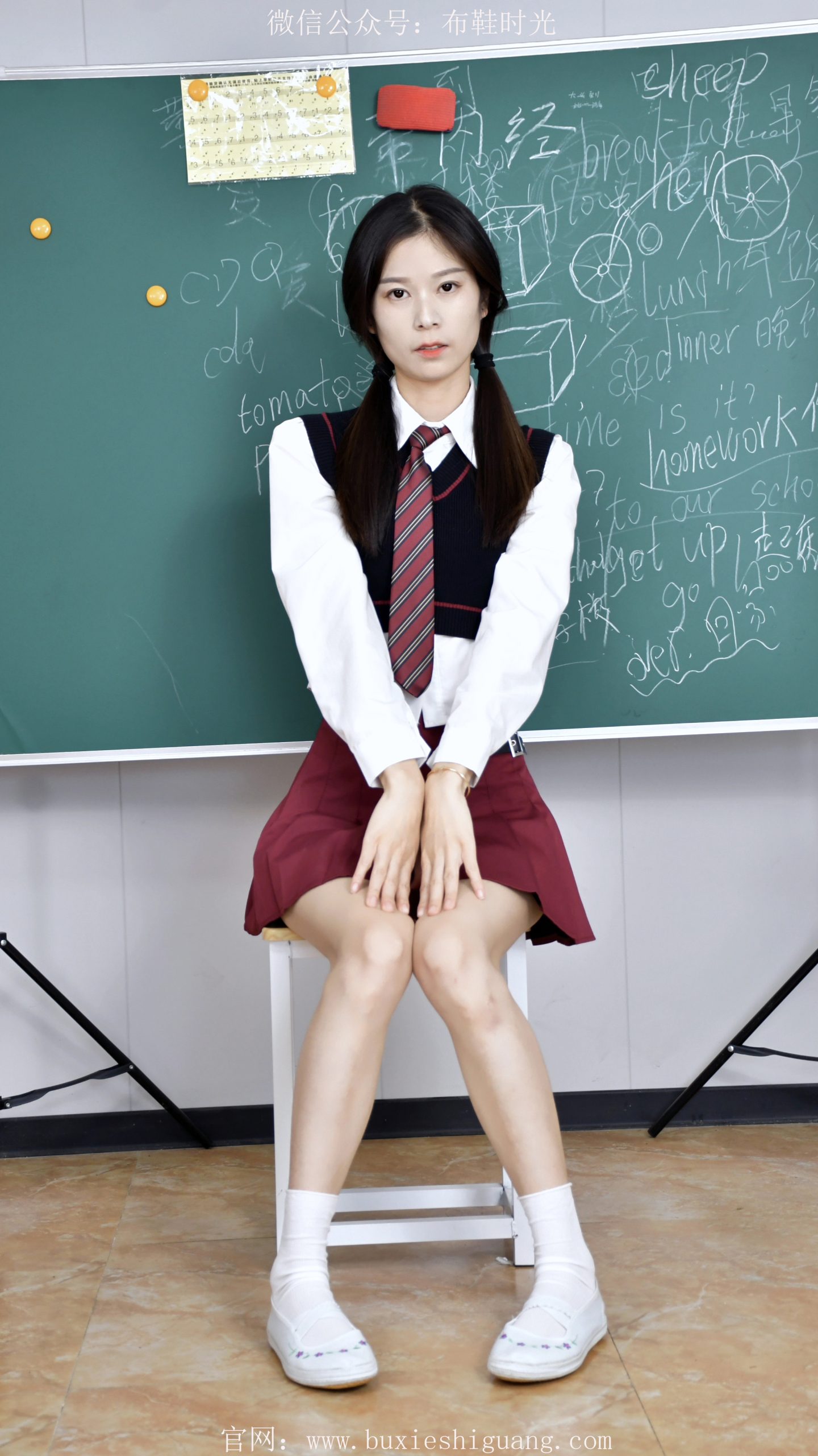 267/嘻嘻~【袜软鞋甜】 鞋缀花，袜裹踝，裙边垂足俏