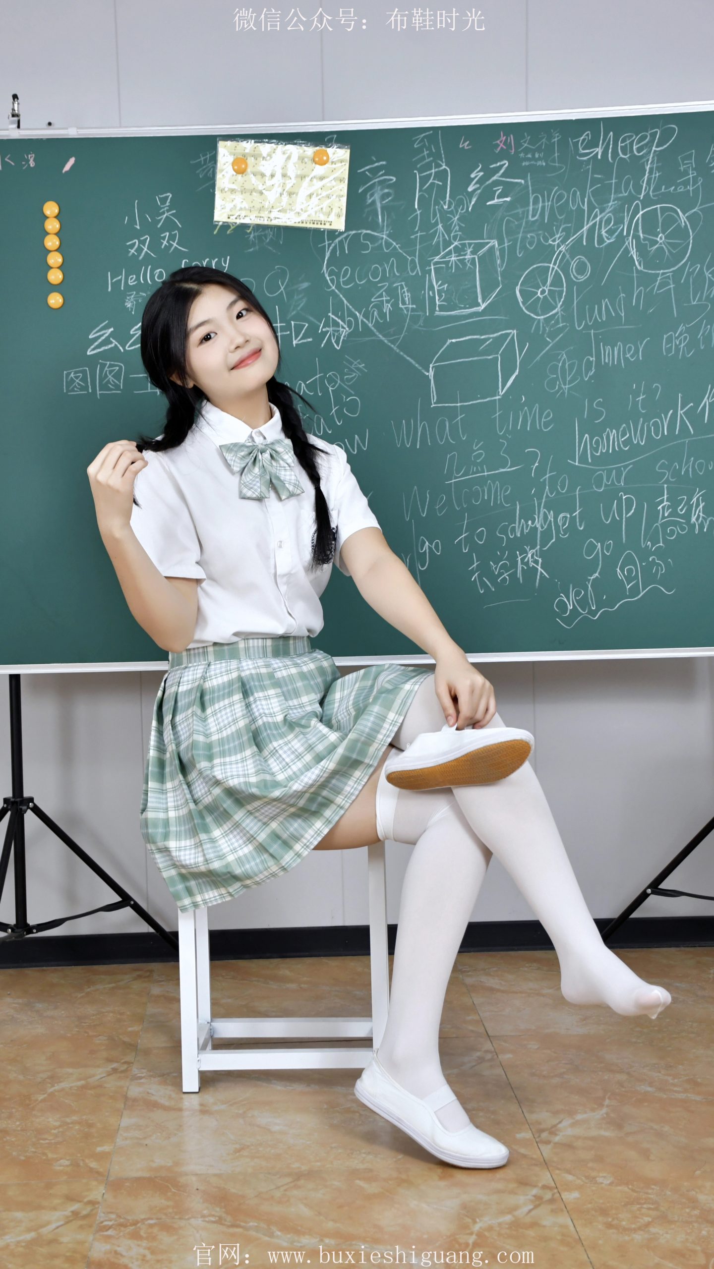 275/星星~【教室闲韵】白一带鞋轻晃处，袜边清甜染韶华。