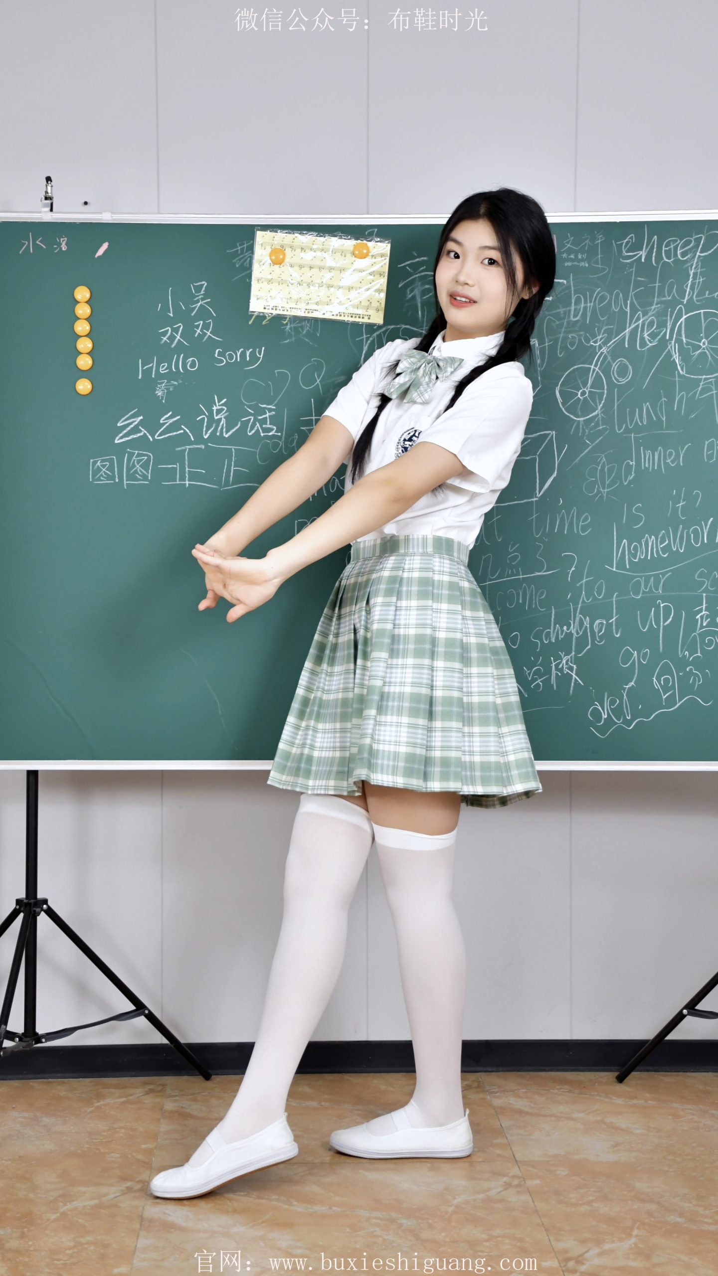 275/星星~【教室闲韵】白一带鞋轻晃处，袜边清甜染韶华。