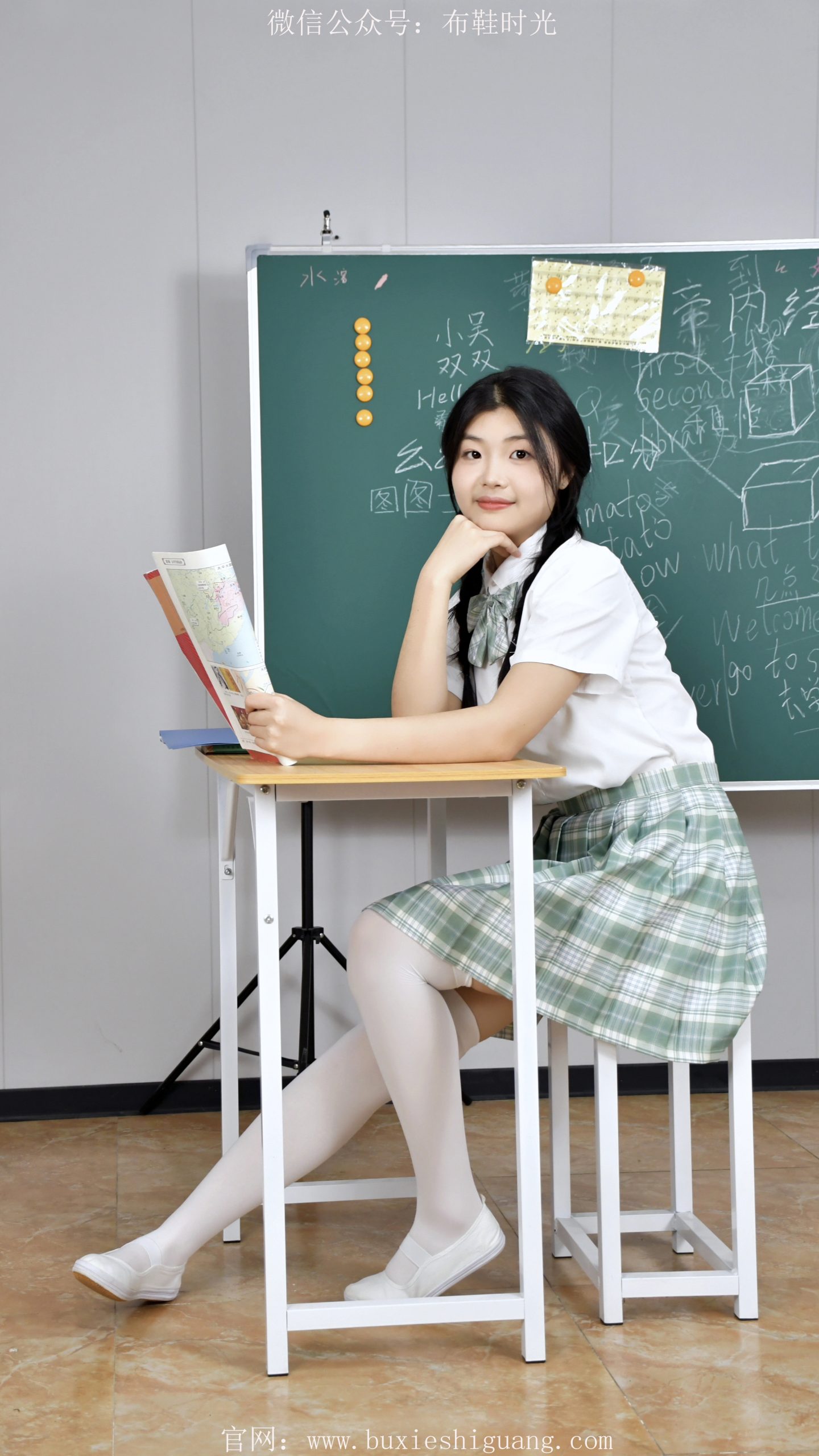 275/星星~【教室闲韵】白一带鞋轻晃处，袜边清甜染韶华。