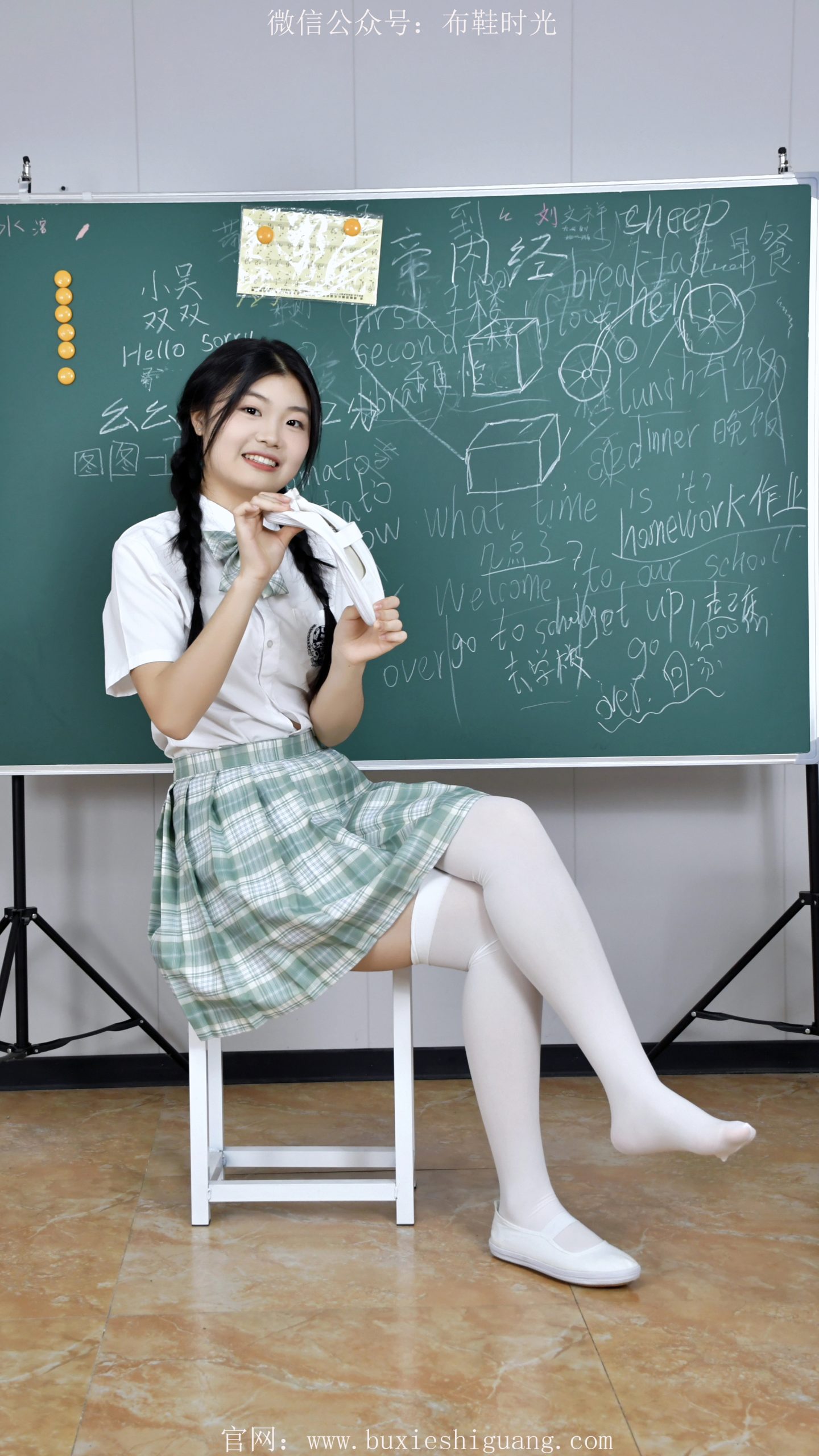 275/星星~【教室闲韵】白一带鞋轻晃处，袜边清甜染韶华。