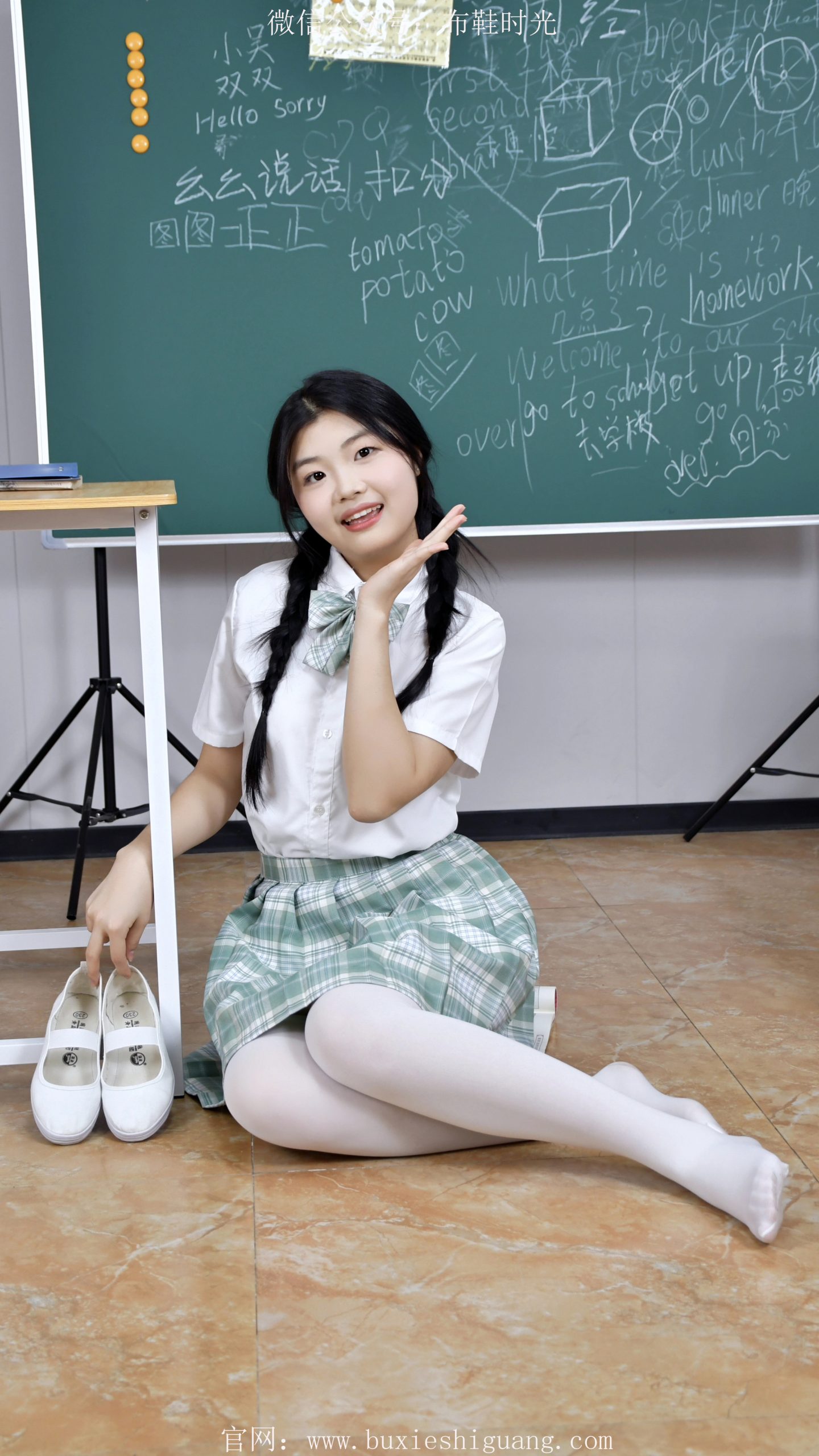 275/星星~【教室闲韵】白一带鞋轻晃处，袜边清甜染韶华。