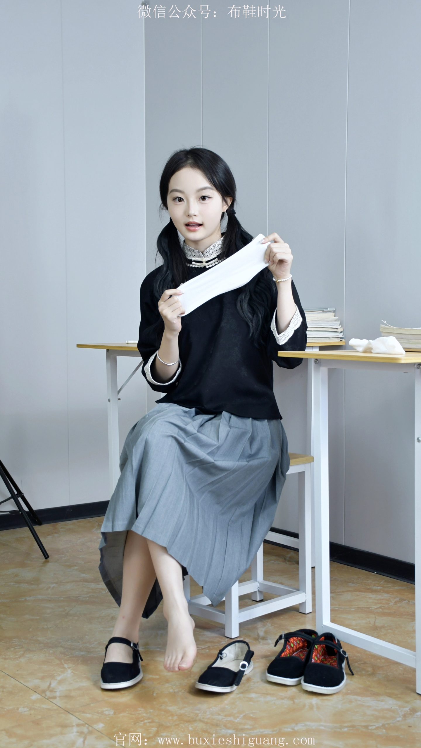 276/双双~【布鞋白袜】教室木桌旁，布鞋白袜映清欢。