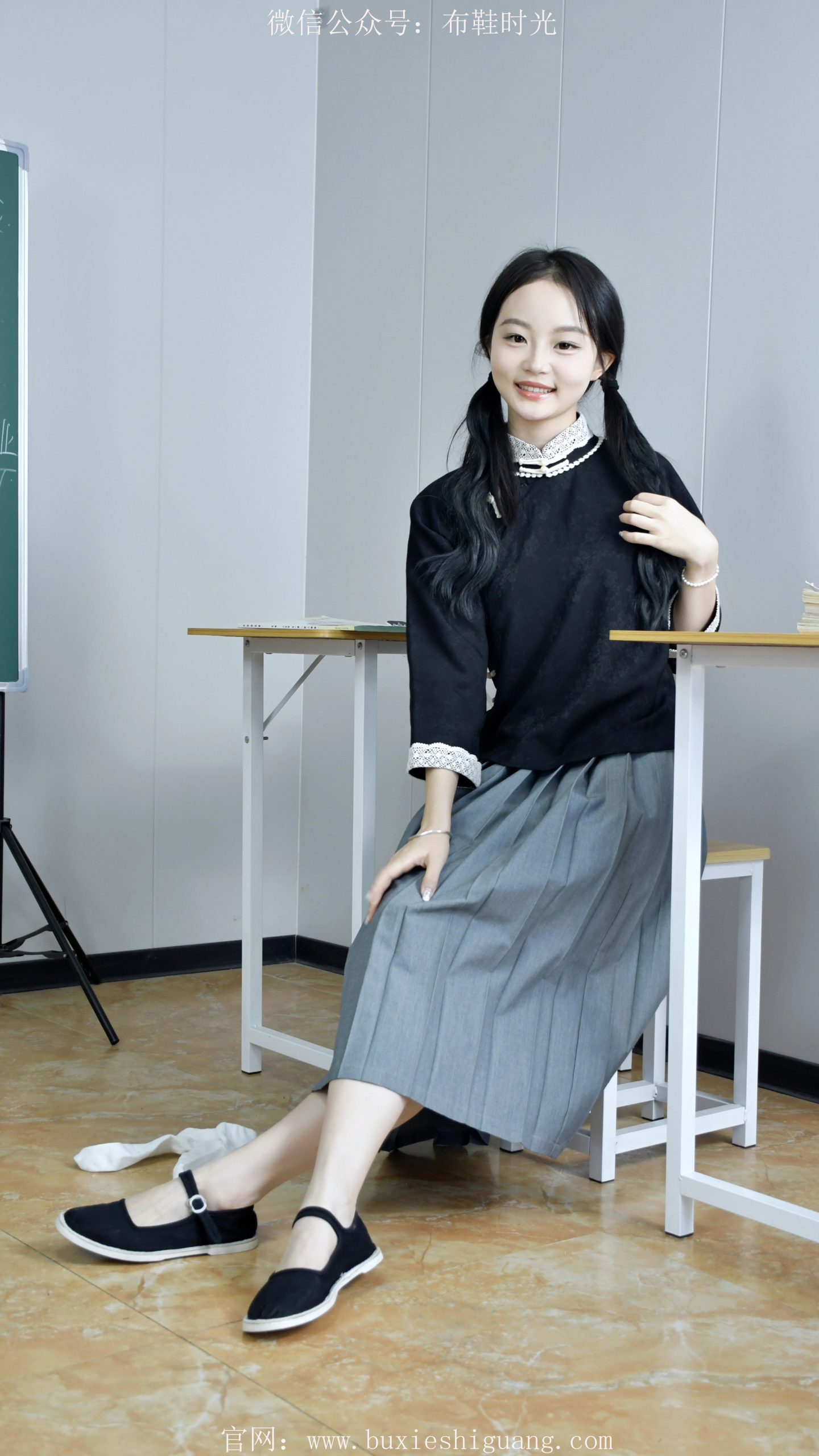 276/双双~【布鞋白袜】教室木桌旁，布鞋白袜映清欢。