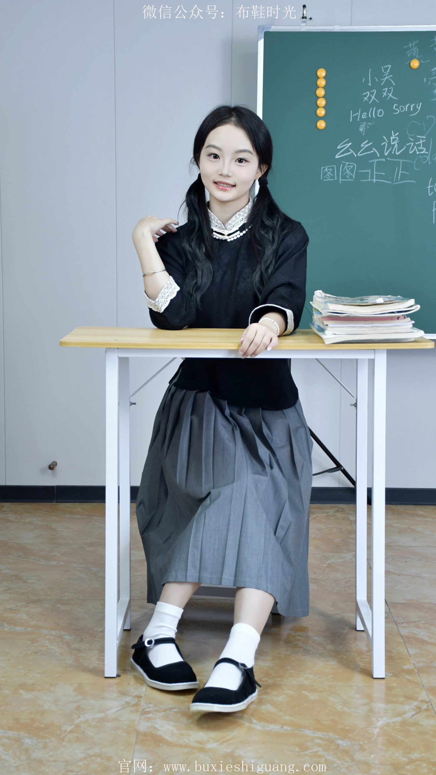 276/双双~【布鞋白袜】教室木桌旁，布鞋白袜映清欢。