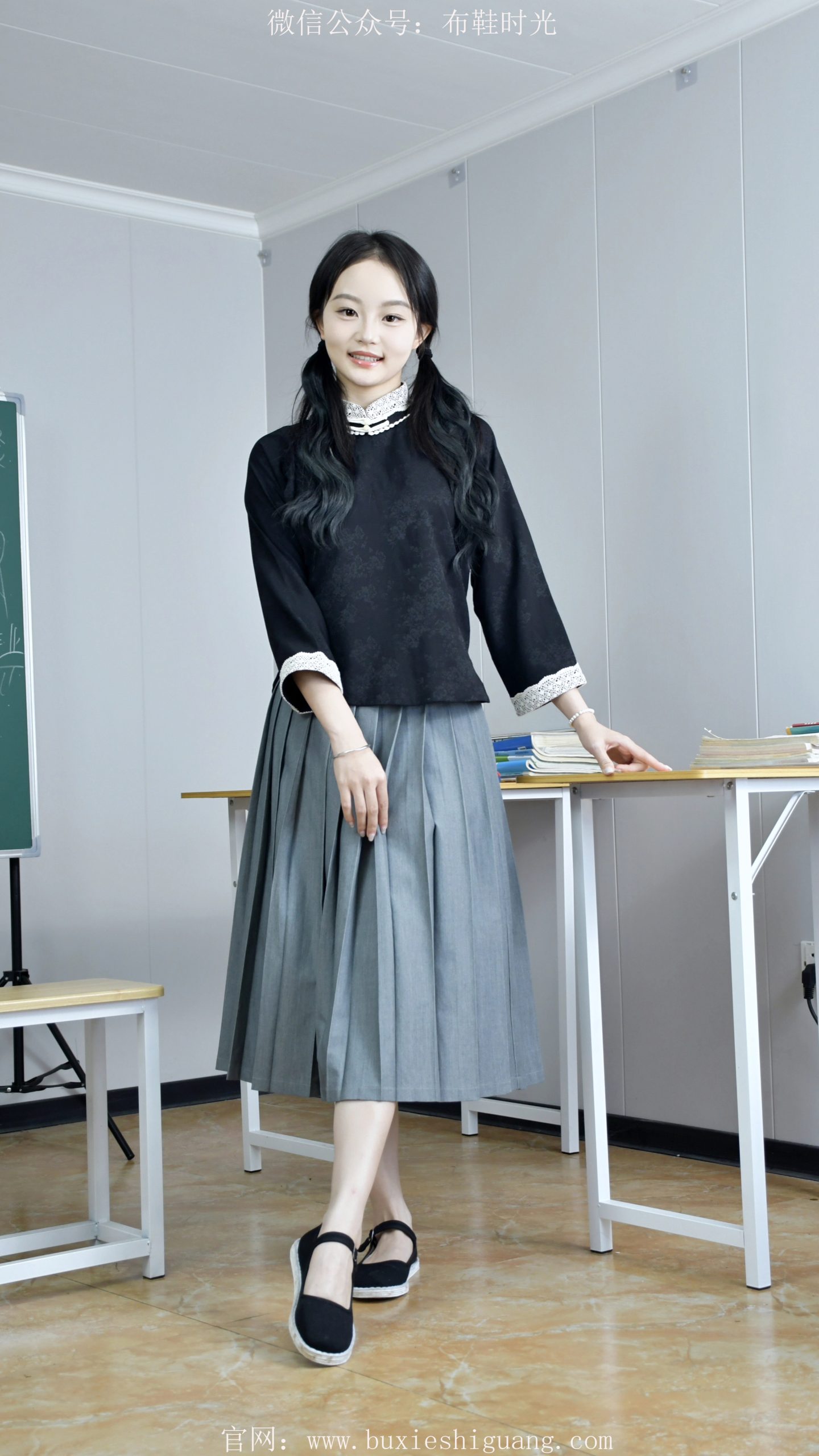 276/双双~【布鞋白袜】教室木桌旁，布鞋白袜映清欢。