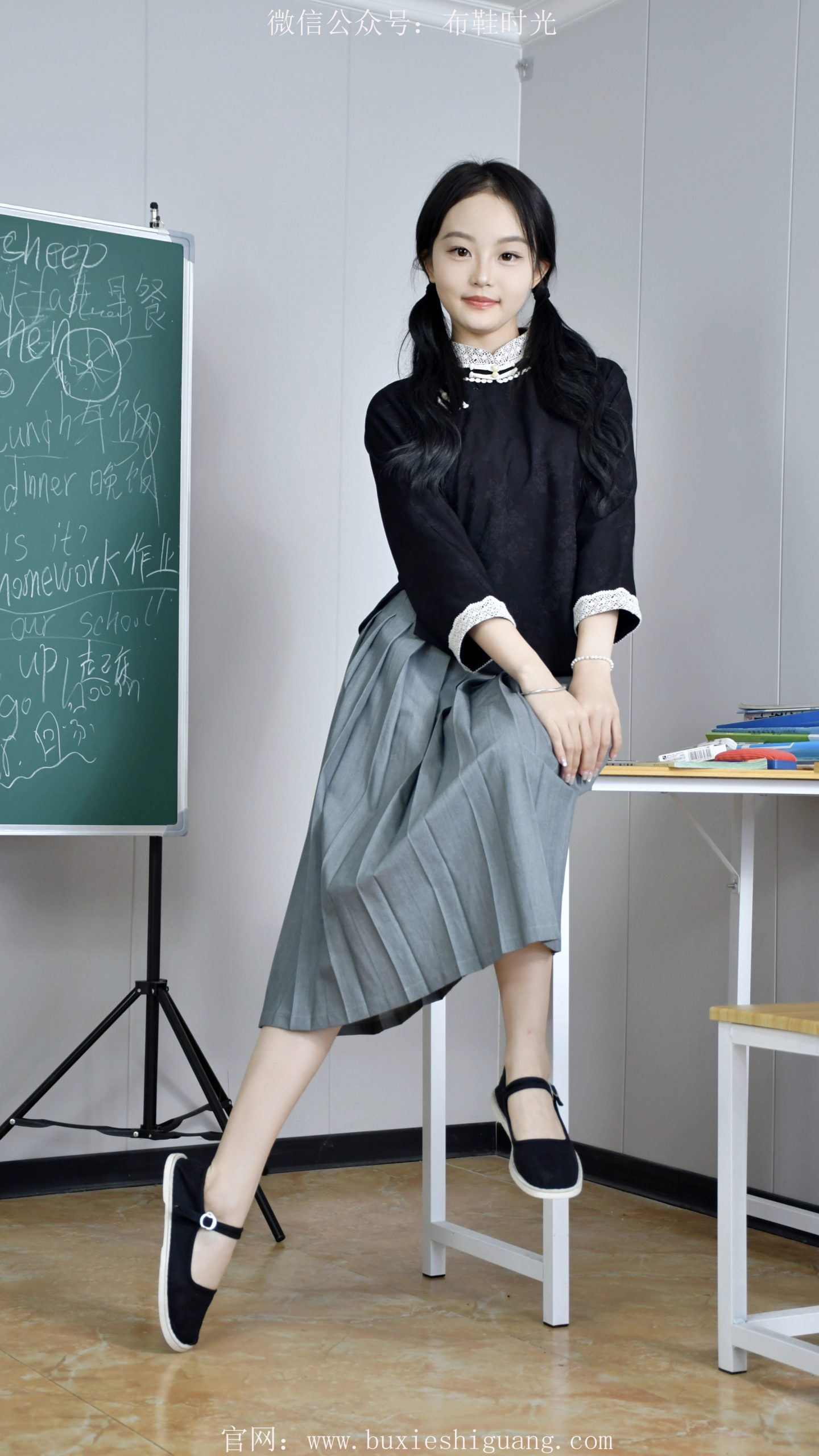 276/双双~【布鞋白袜】教室木桌旁，布鞋白袜映清欢。