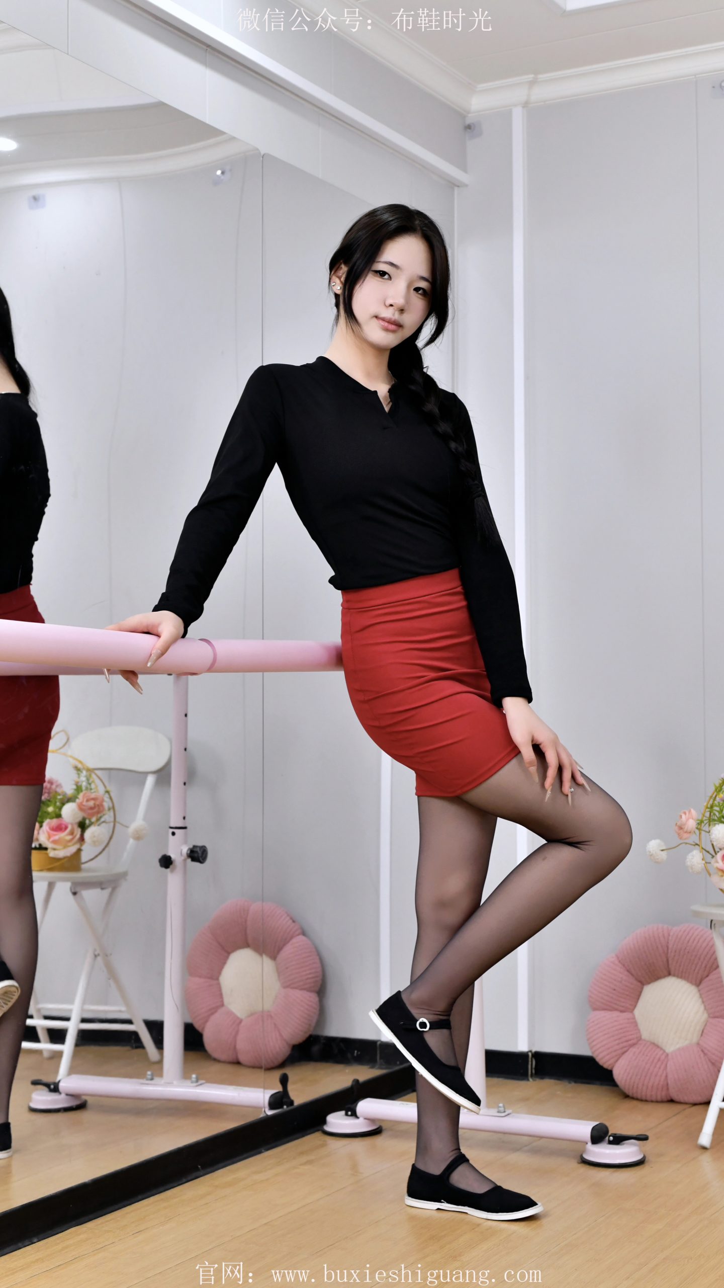 279/嘟嘟~【黑衫红裙】素室衬艳装，丝袜纤足俏鞋轻。