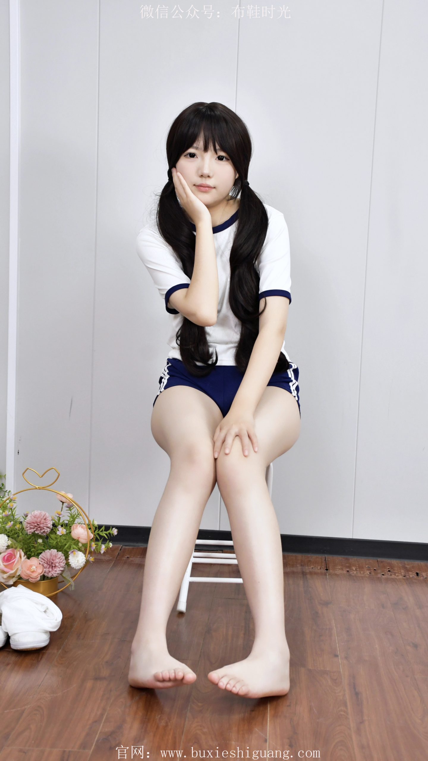 281/泡芙~【白袜轻扬】白袜衬腿柔，赤脚踏木诉清欢