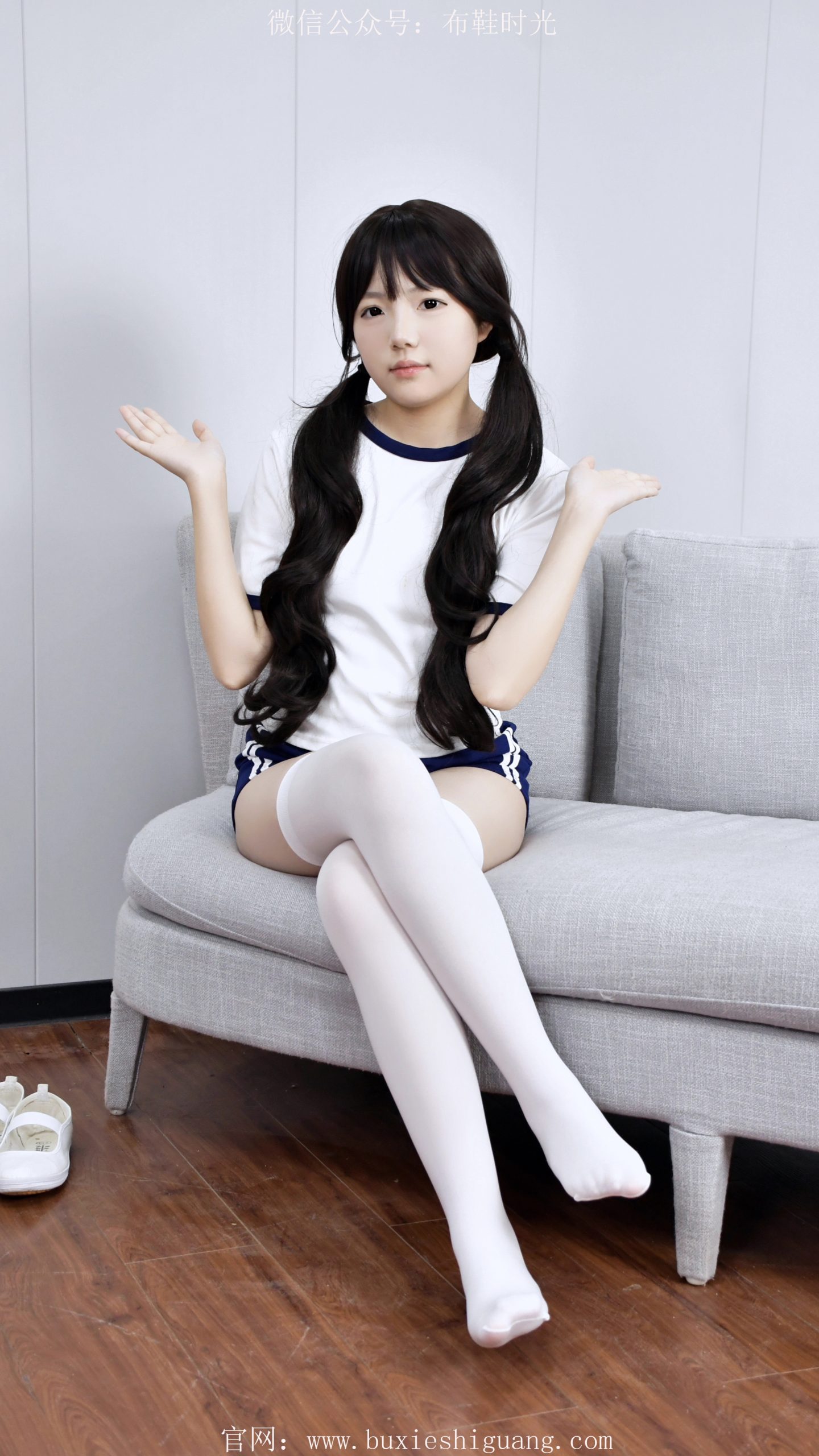 281/泡芙~【白袜轻扬】白袜衬腿柔，赤脚踏木诉清欢