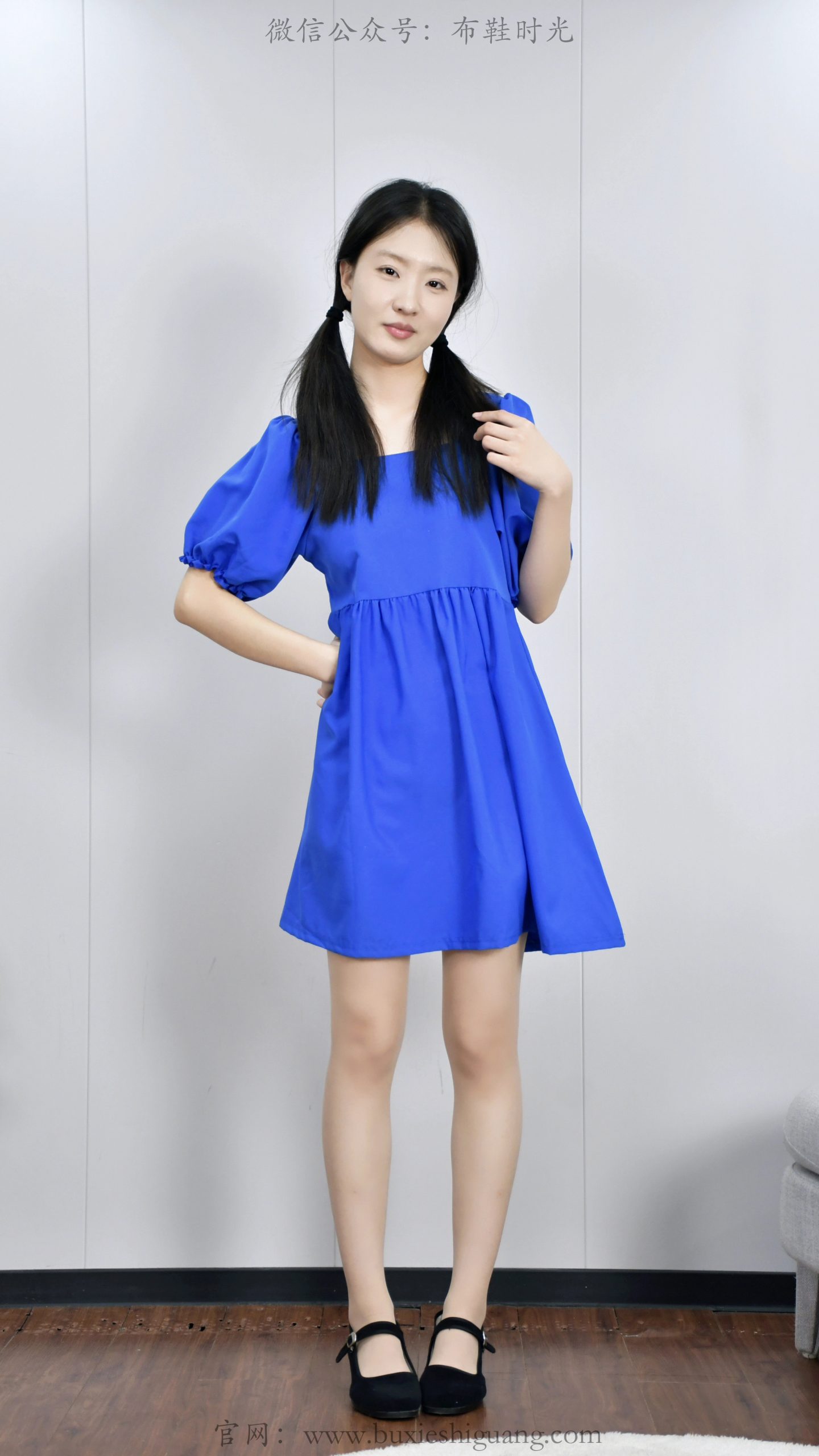 296/月月~【蓝裙轻扬】赤足踏绒毯，蓝裙漾起一室清甜。