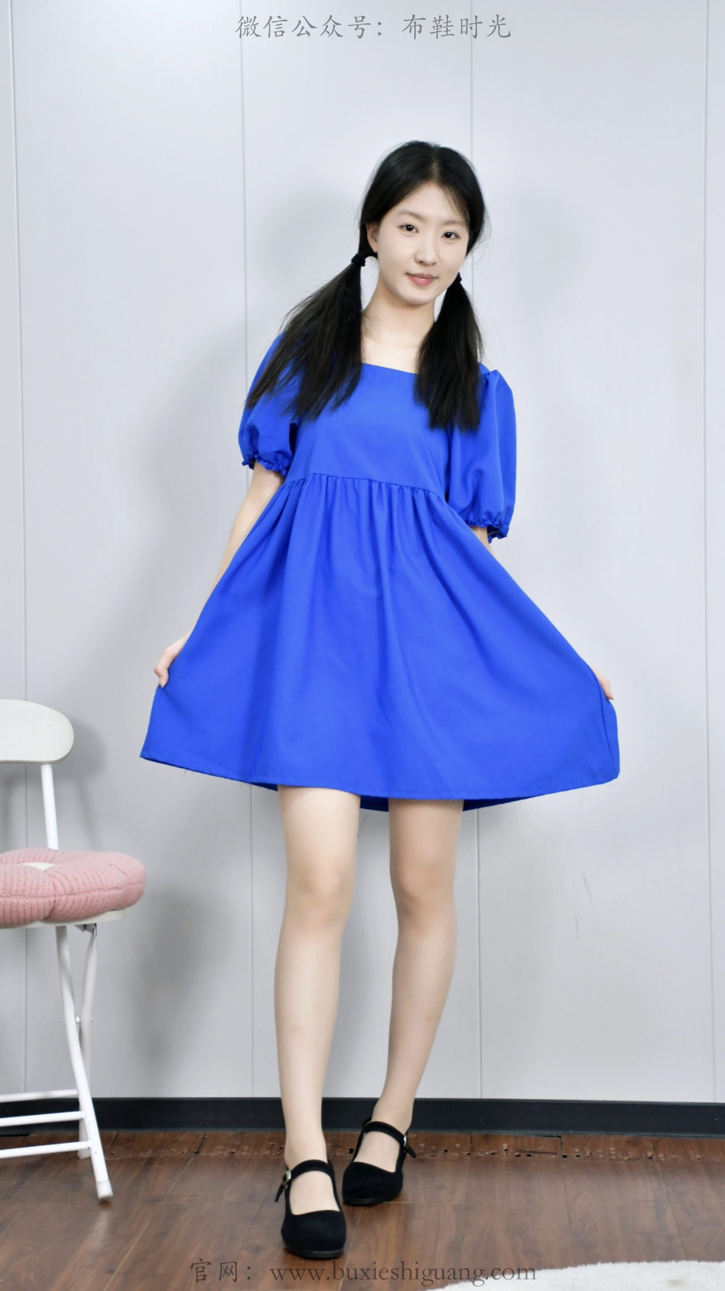 296/月月~【蓝裙轻扬】赤足踏绒毯，蓝裙漾起一室清甜。