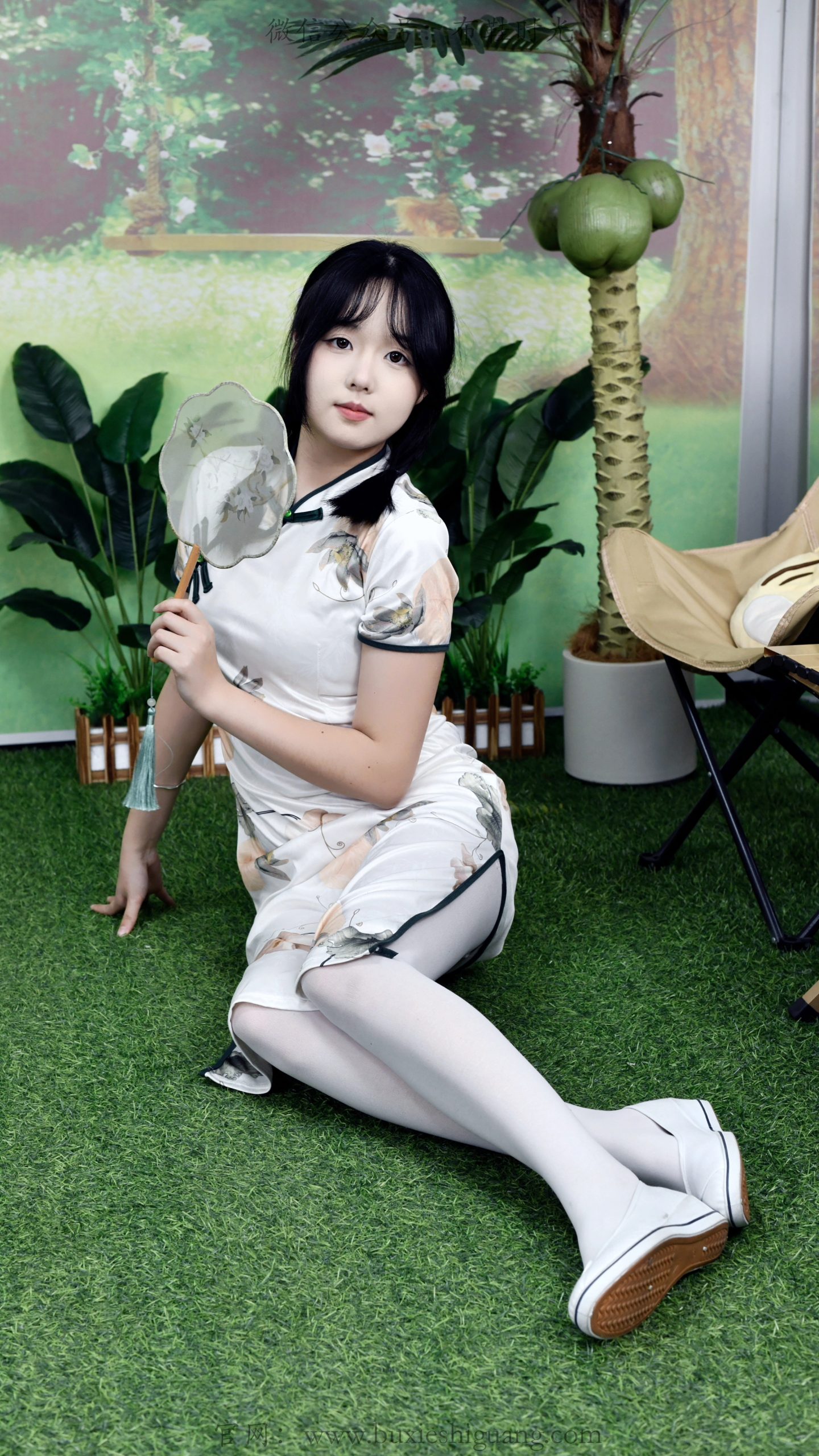 298岁岁~【雅韵生姿】素裙沾草色，白袜趁风柔。