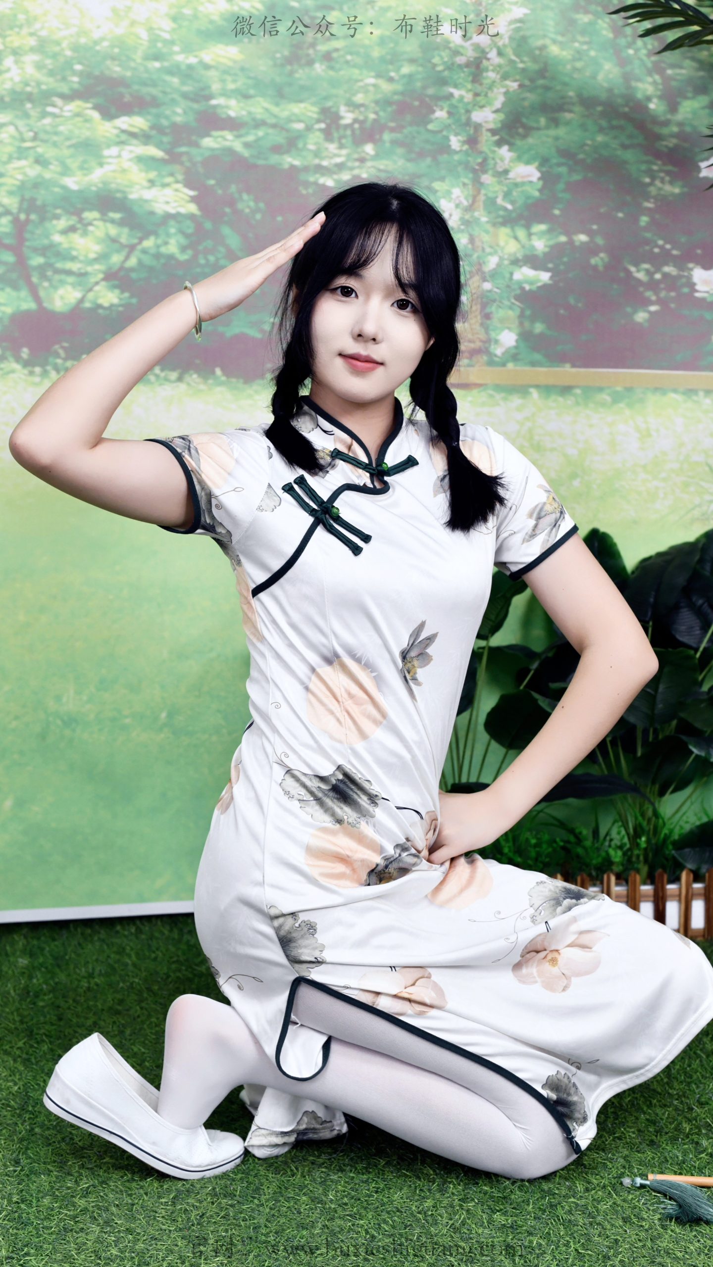 298岁岁~【雅韵生姿】素裙沾草色，白袜趁风柔。