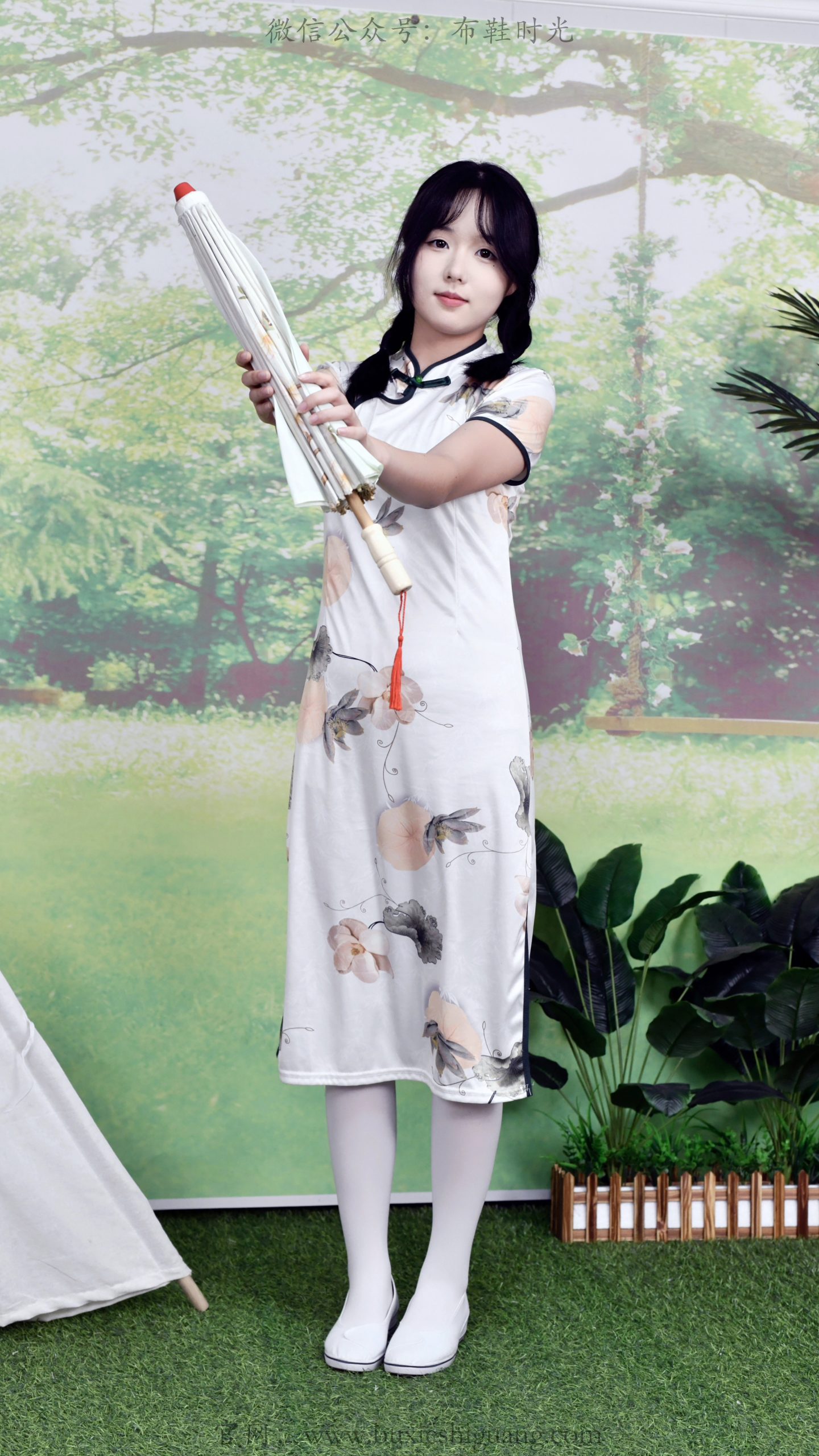 298岁岁~【雅韵生姿】素裙沾草色，白袜趁风柔。
