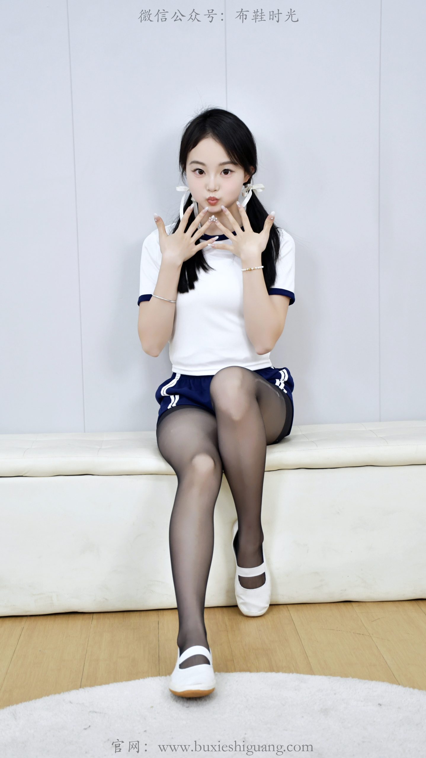 302双双~【甜妹出击】体操服配黑袜，灵动身姿解锁多样甜酷姿态。