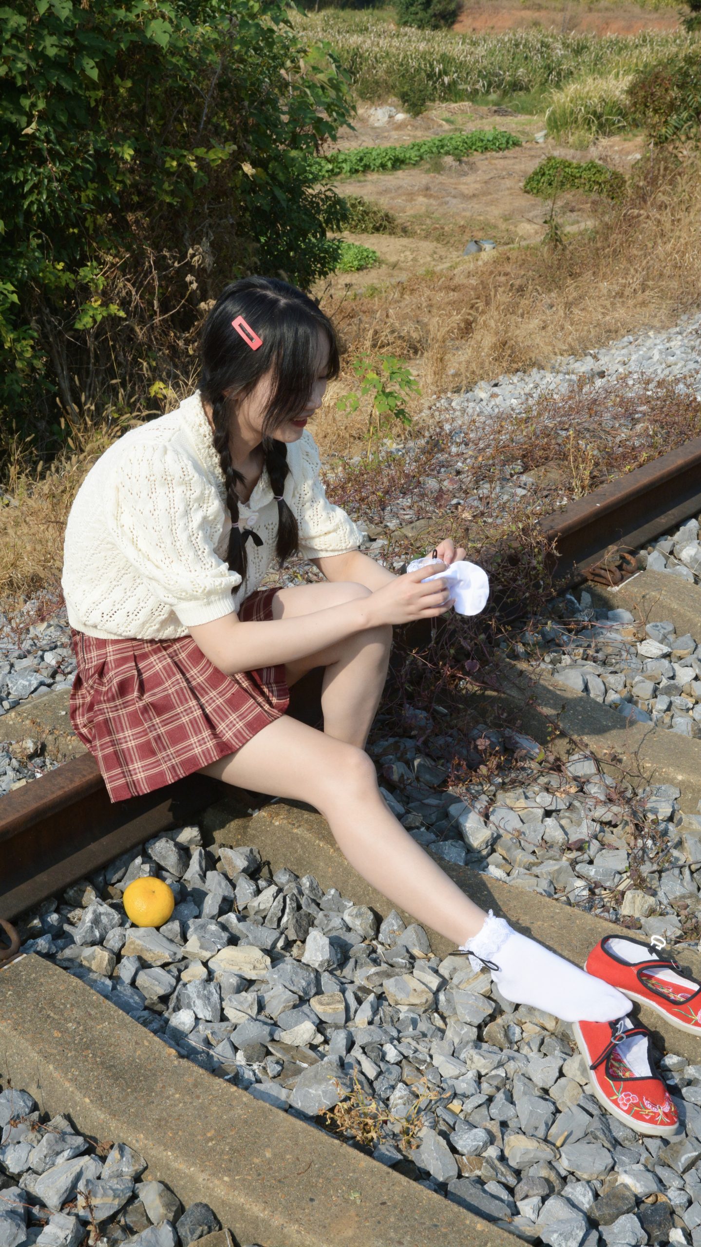 305/芸芸~【轨畔晴光】赤足踏秋光，彩袜映红鞋。