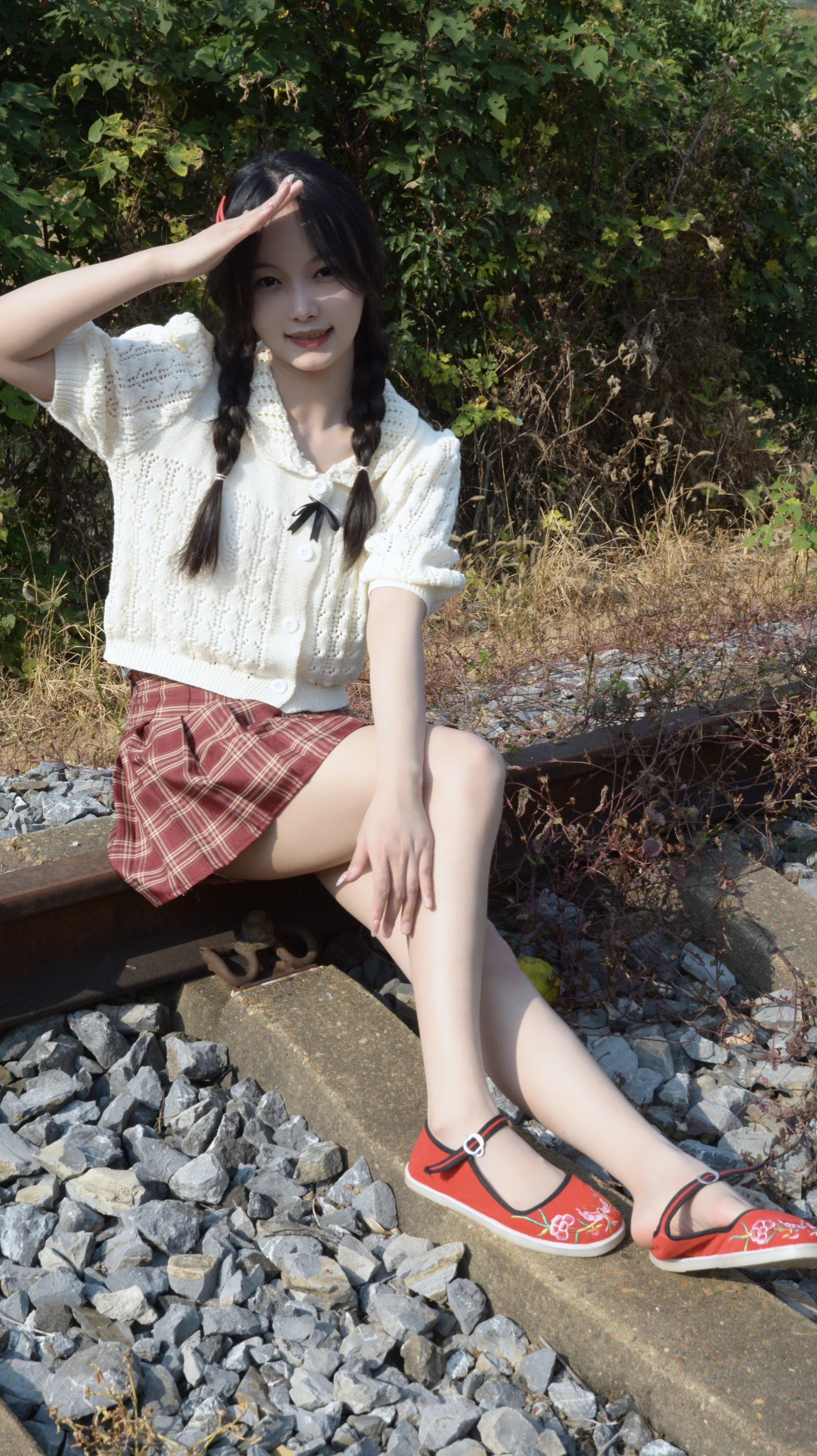 305/芸芸~【轨畔晴光】赤足踏秋光，彩袜映红鞋。