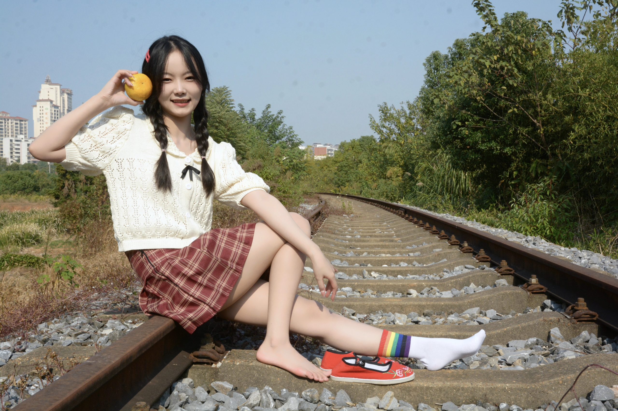 305/芸芸~【轨畔晴光】赤足踏秋光，彩袜映红鞋。