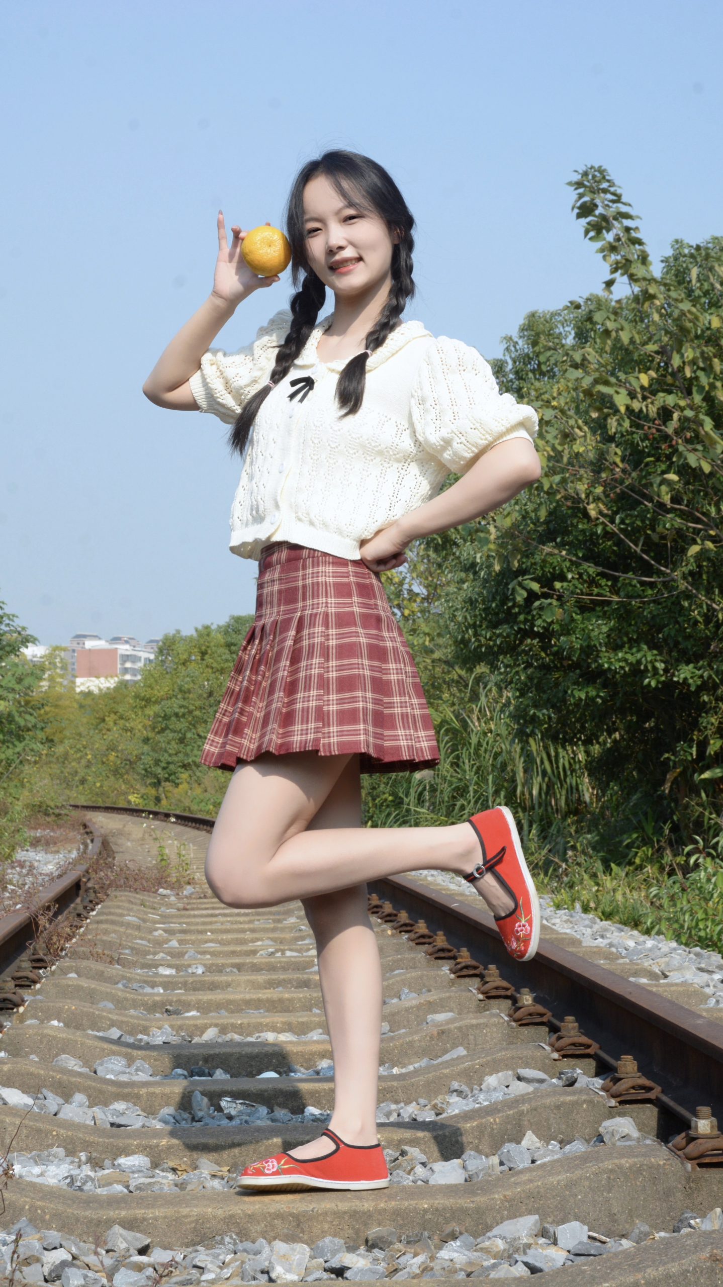 305/芸芸~【轨畔晴光】赤足踏秋光，彩袜映红鞋。