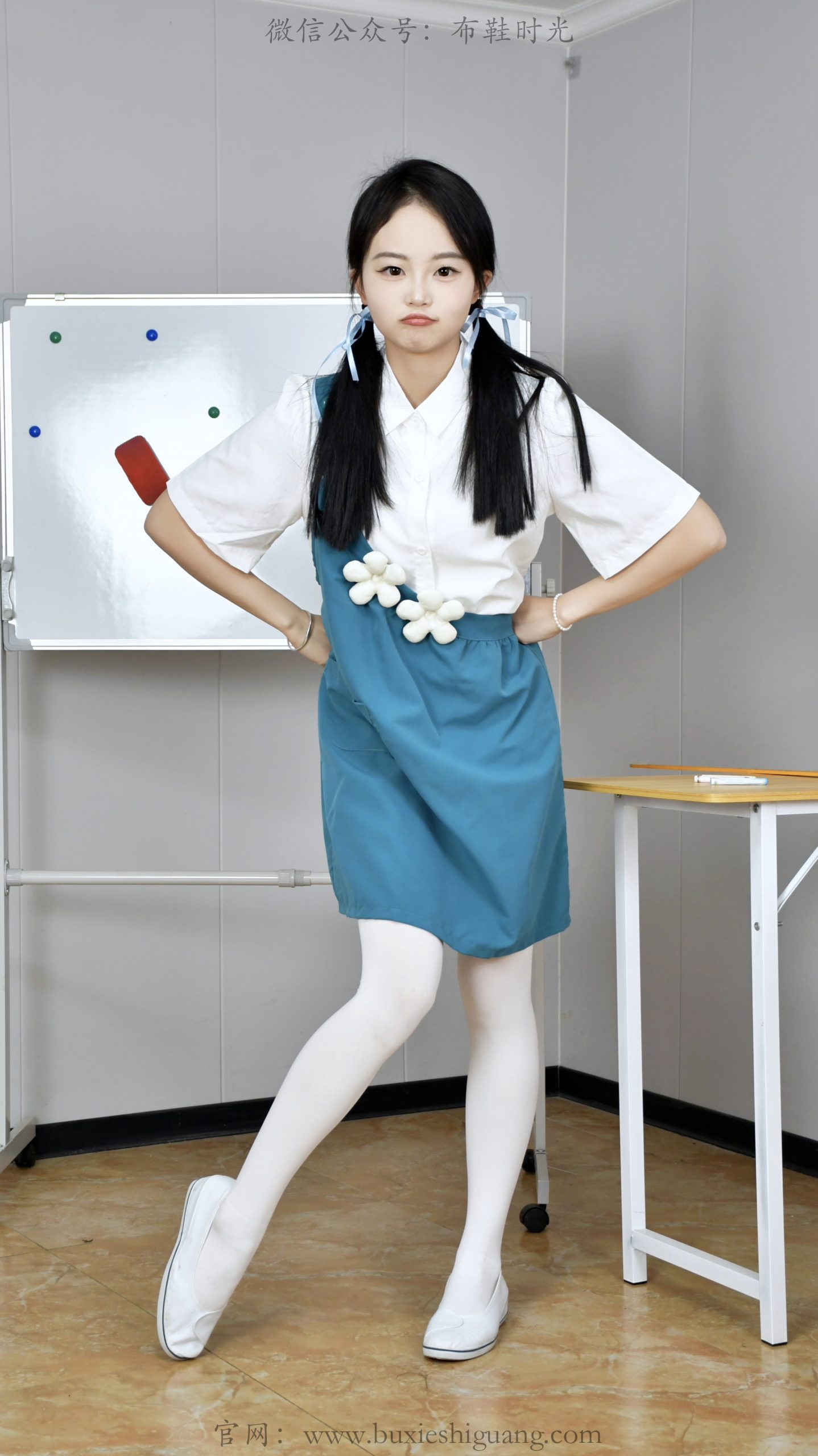308/双双~【蓝裙白袜】蓝裙白袜映清眸，教室少女展娇姿。