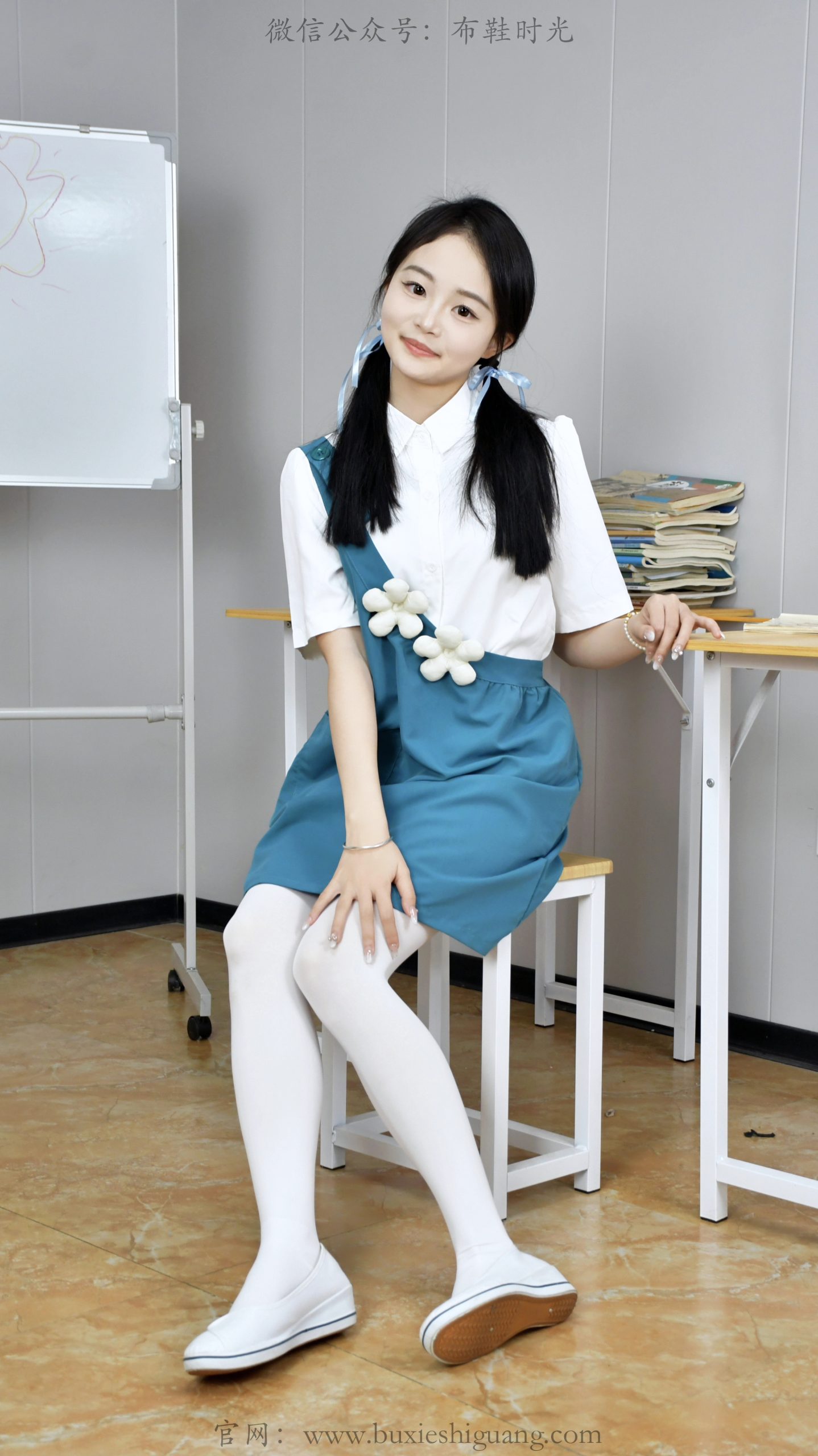 308/双双~【蓝裙白袜】蓝裙白袜映清眸，教室少女展娇姿。
