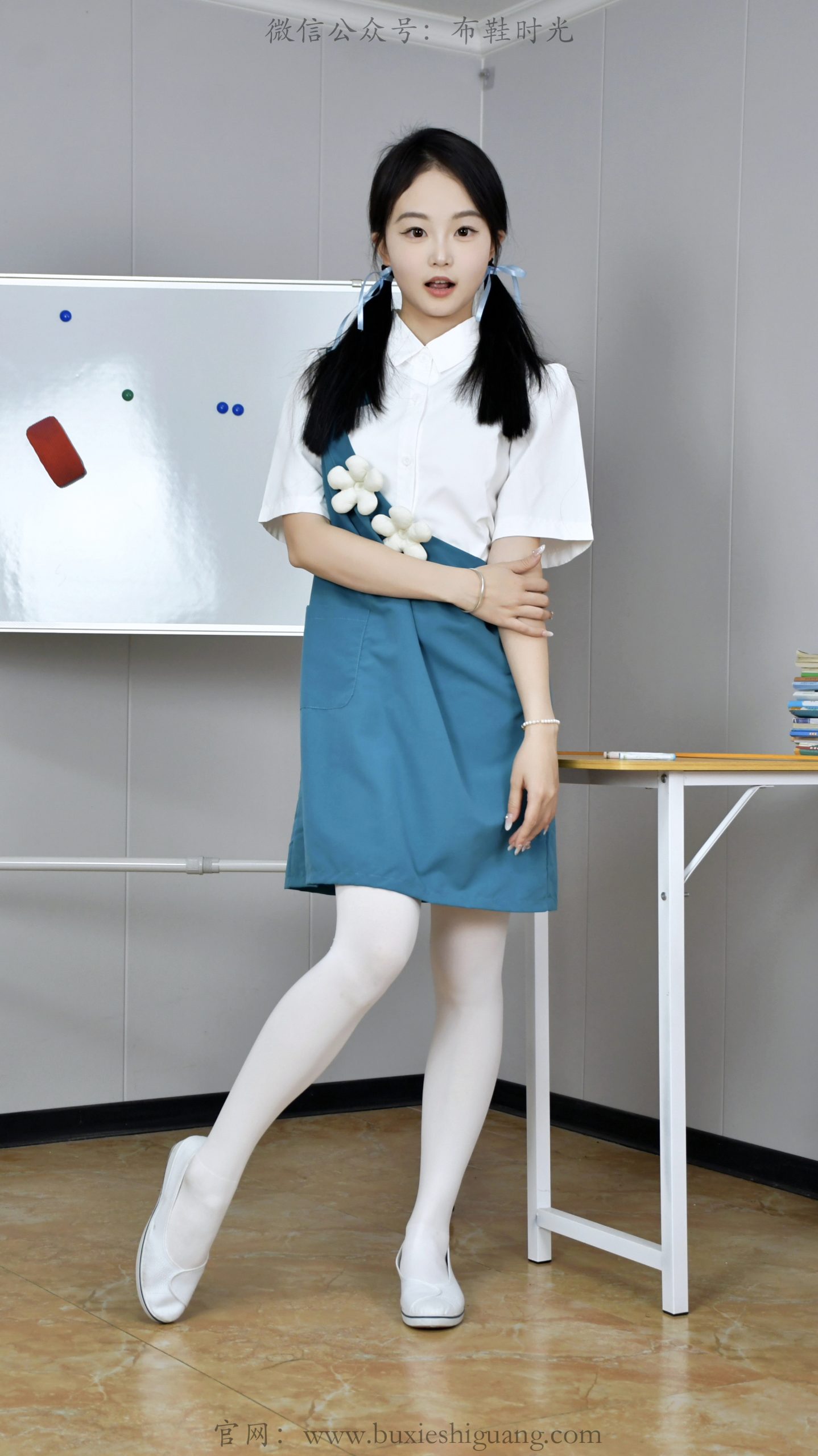 308/双双~【蓝裙白袜】蓝裙白袜映清眸，教室少女展娇姿。