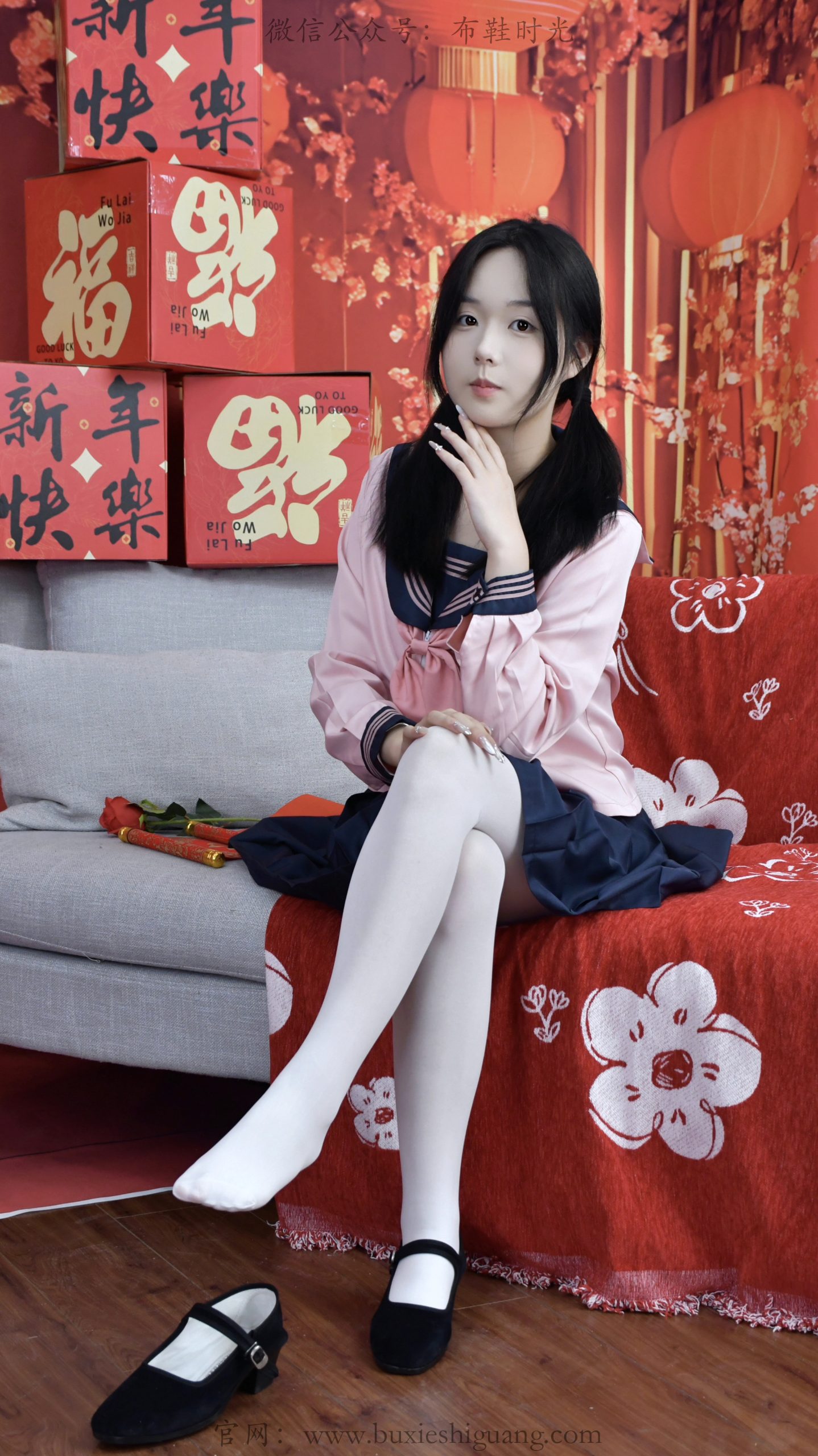 318/岁岁~【福年甜趣】红福满屏甜妹，白袜红舞鞋藏新春软意。