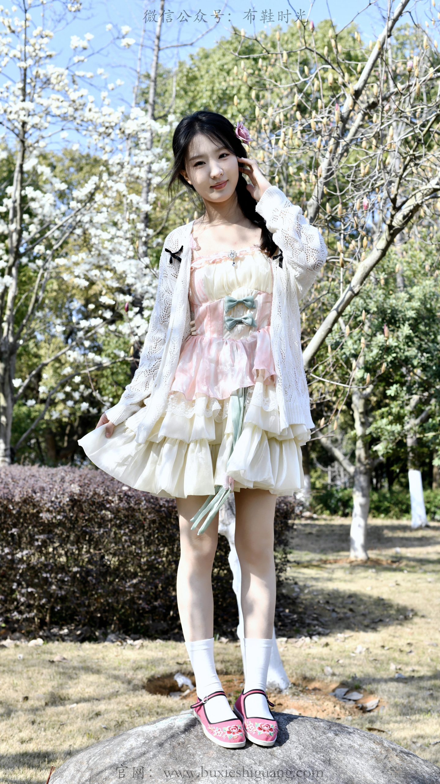 320/月月~【春林玉影】春林映玉颜，袜鞋绣韵，步履生香。