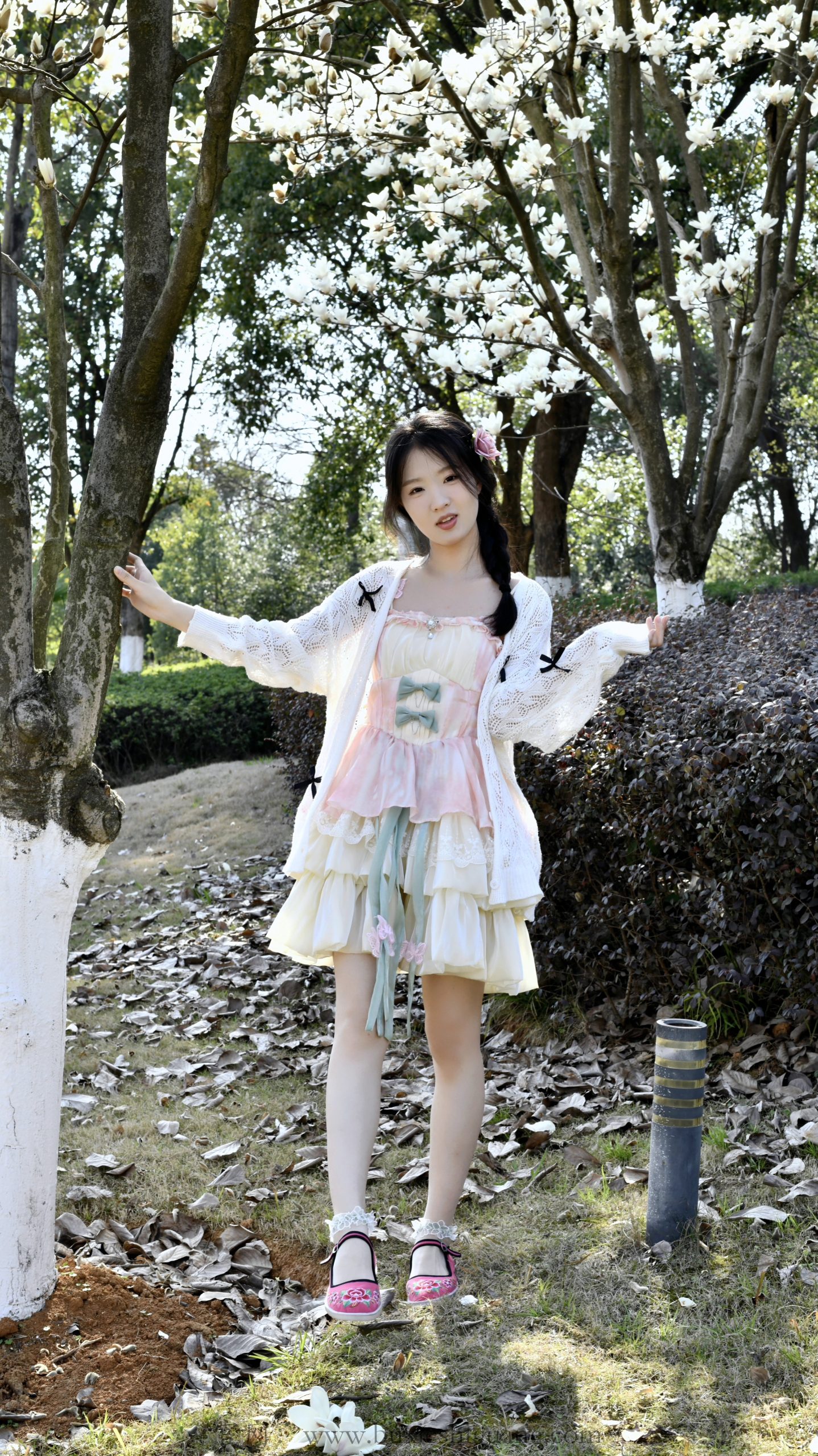 320/月月~【春林玉影】春林映玉颜，袜鞋绣韵，步履生香。