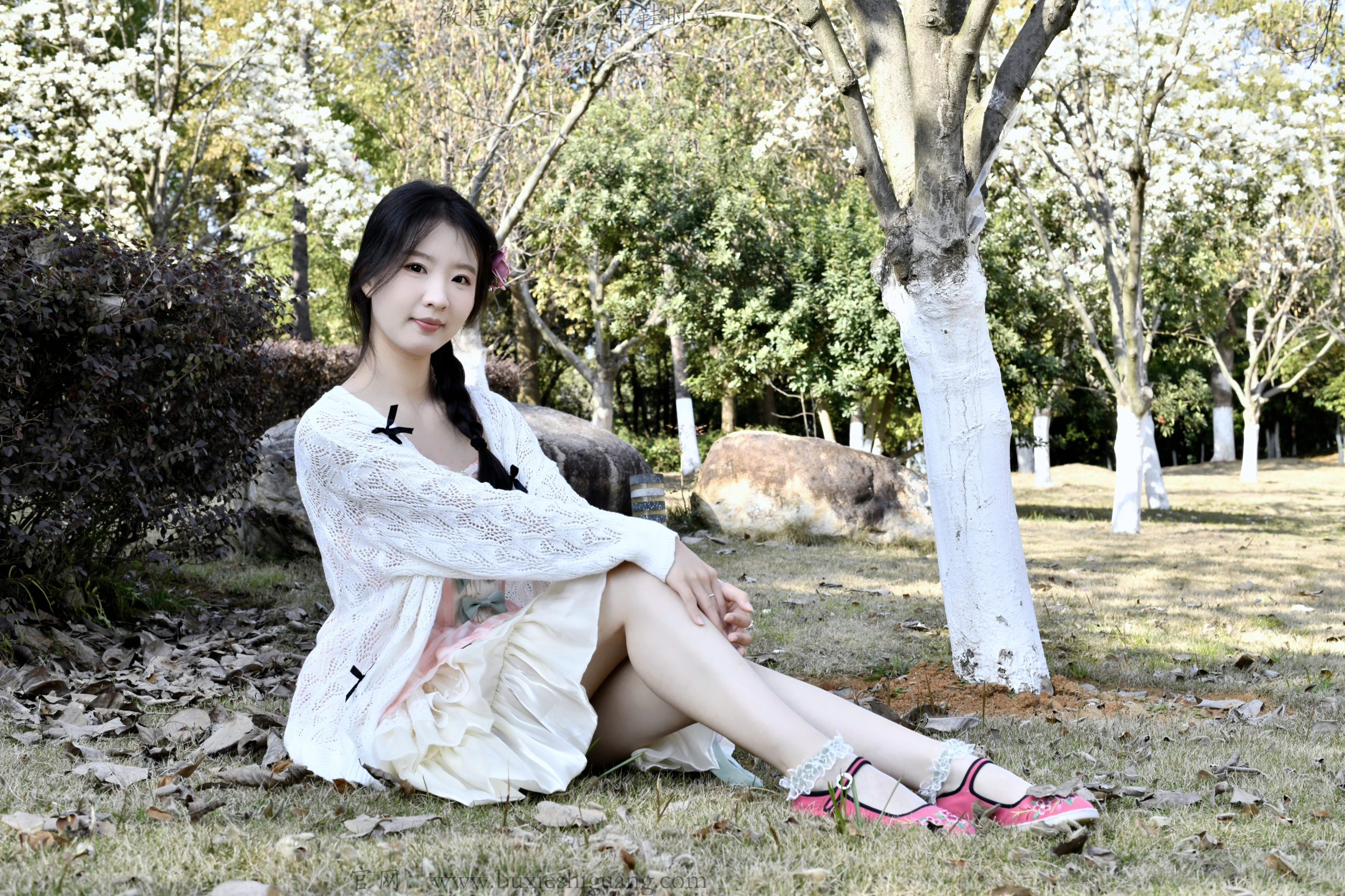 320/月月~【春林玉影】春林映玉颜，袜鞋绣韵，步履生香。