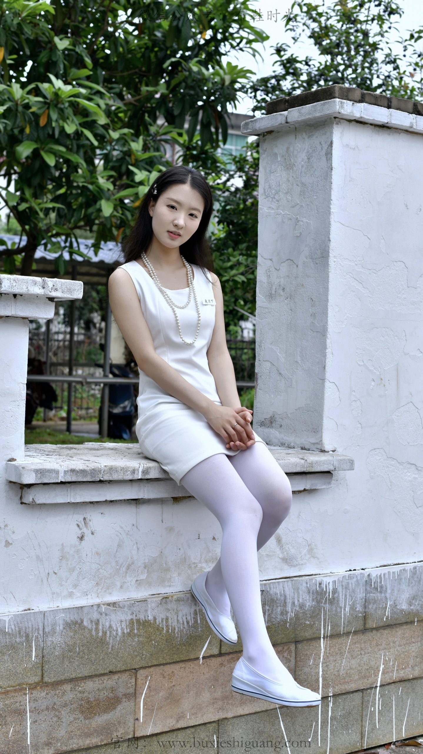 330/月月~【清夏白韵】白裙白袜映春林，静立闲坐皆温婉。