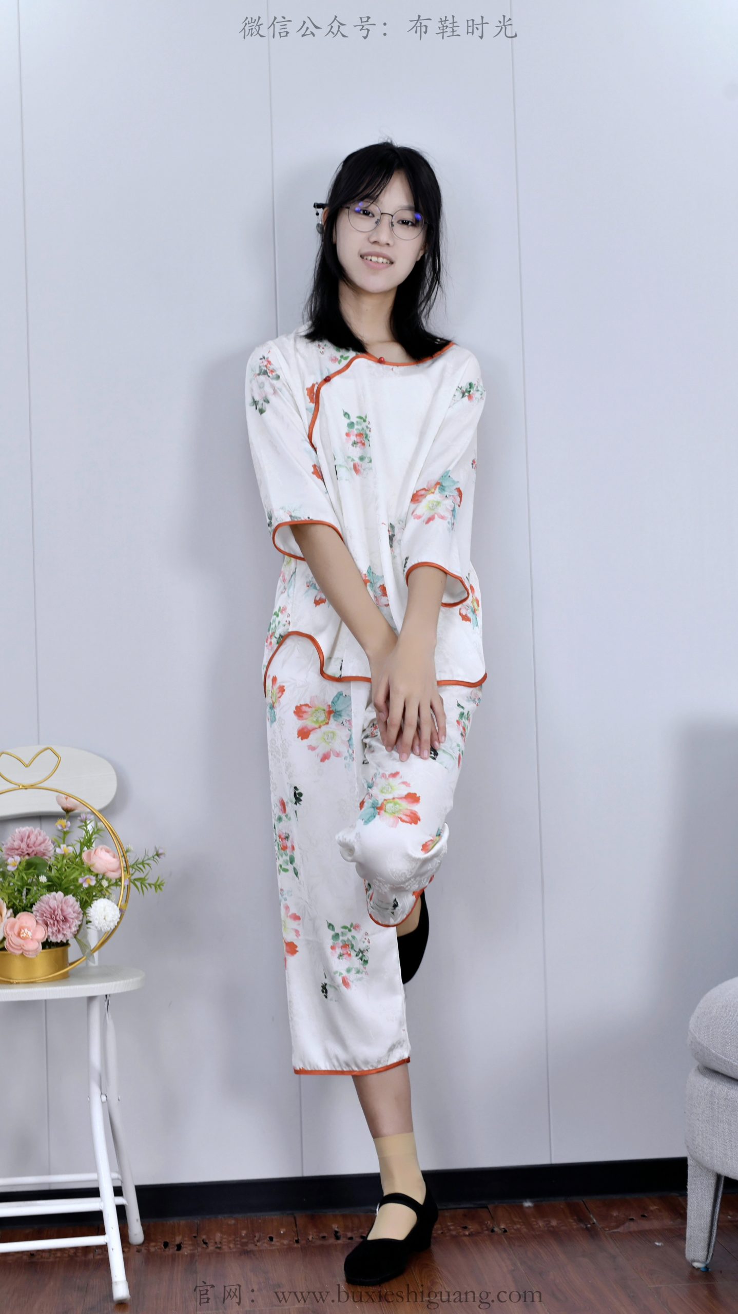 332/小念~【闲居雅韵】印花衣柔藏温婉，素袜黑鞋映闲姿。