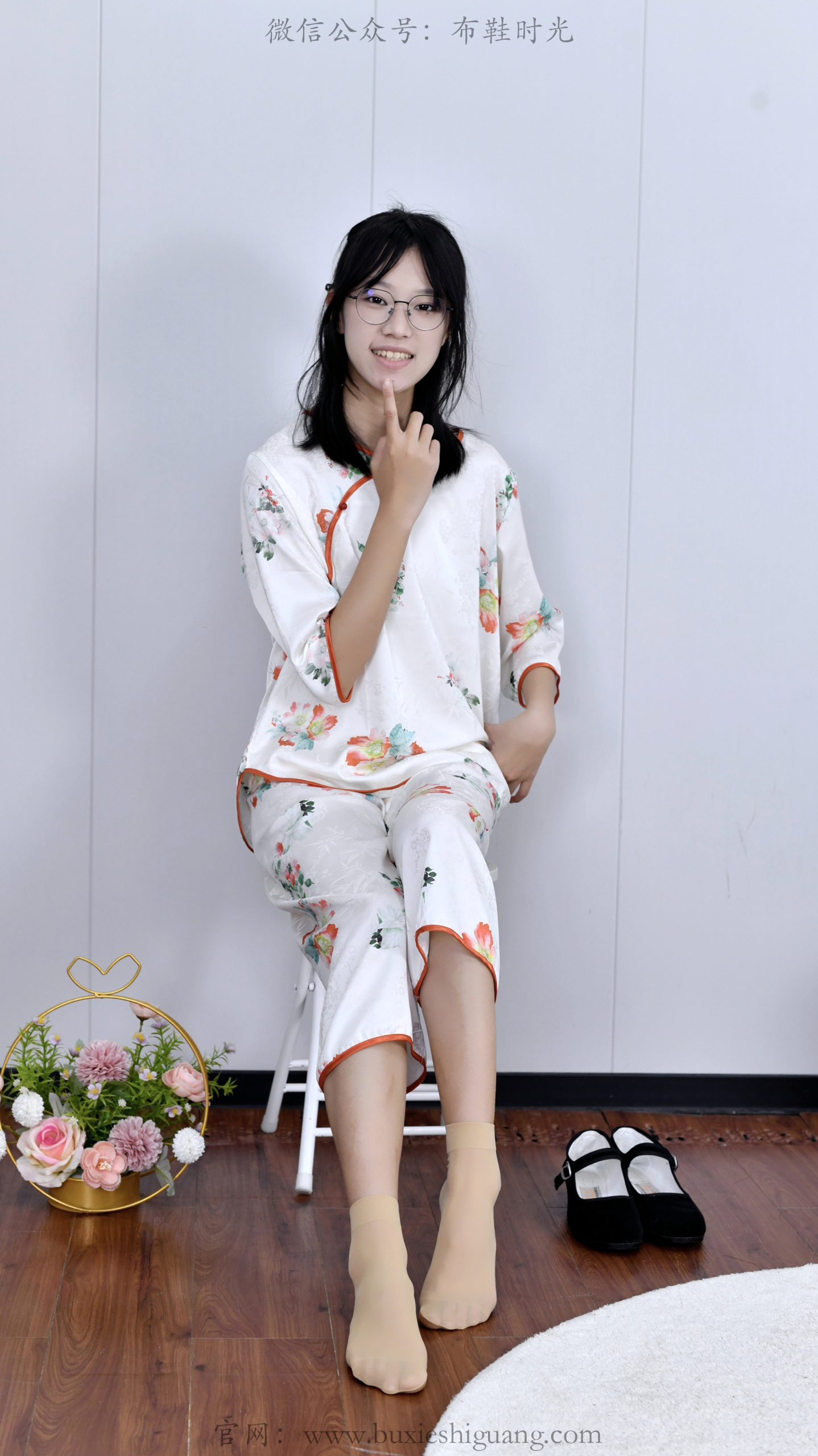 332/小念~【闲居雅韵】印花衣柔藏温婉，素袜黑鞋映闲姿。