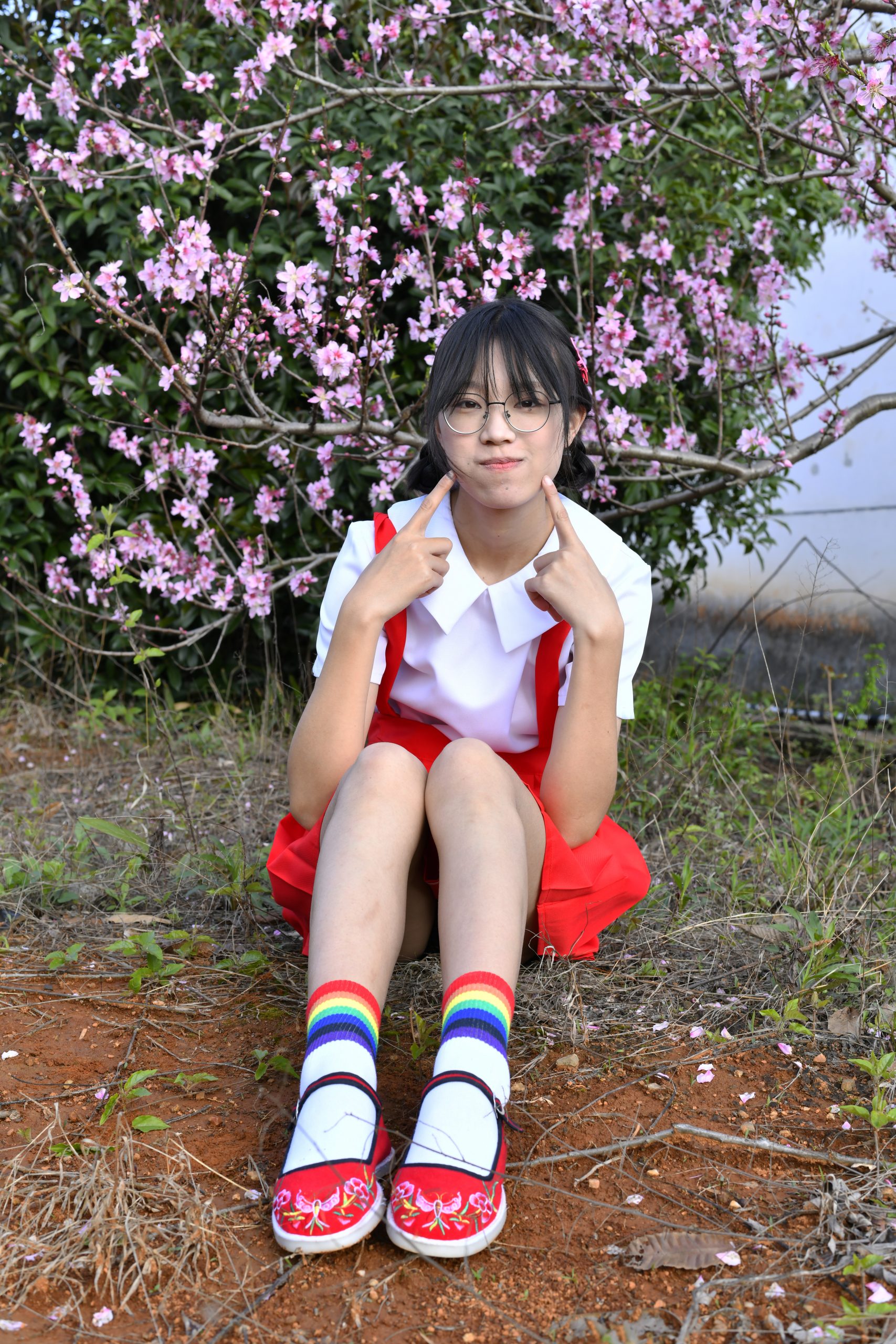 333/小念~【桃下红裙】红裙绣花鞋映桃花，笑靥藏春韵。