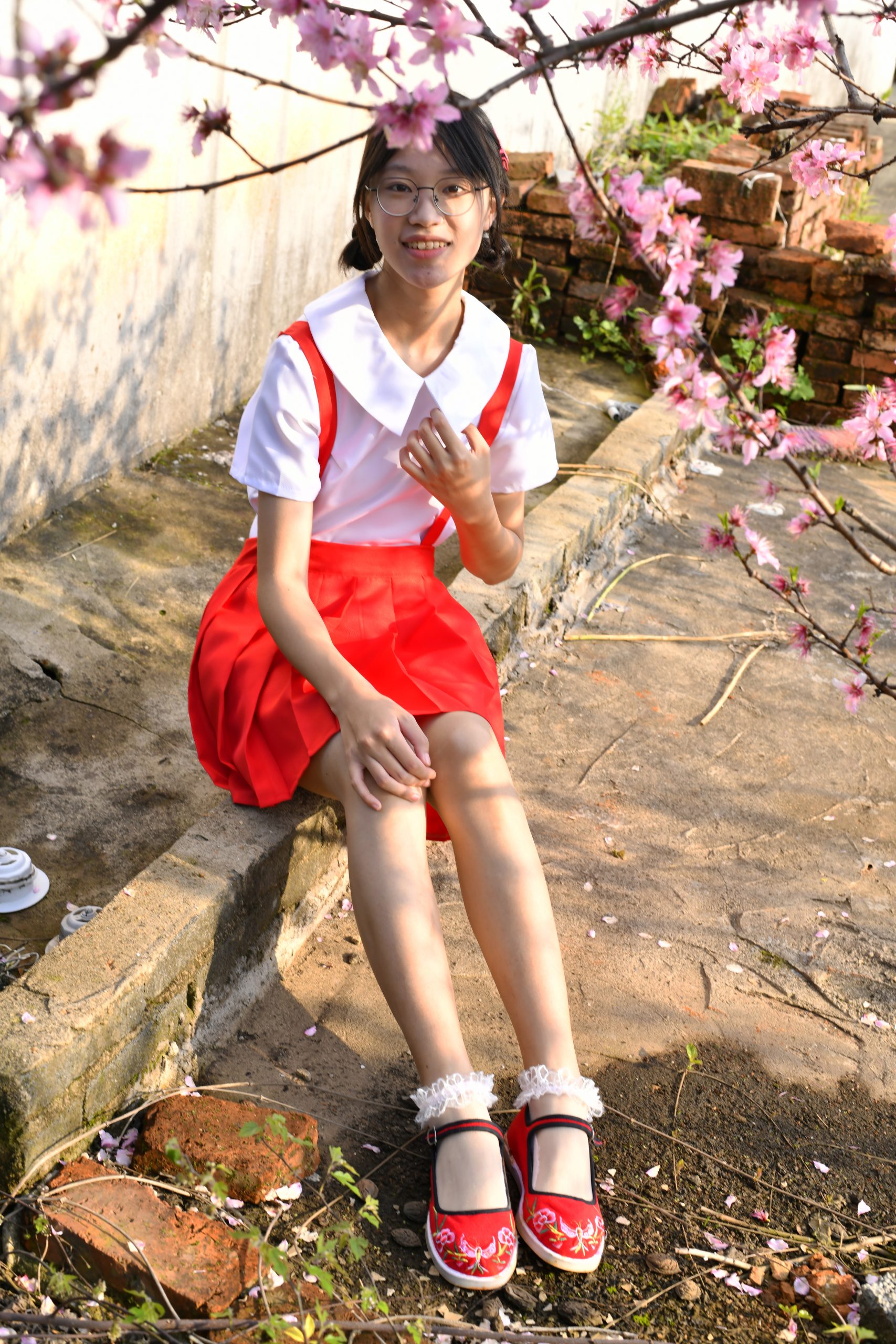 333/小念~【桃下红裙】红裙绣花鞋映桃花，笑靥藏春韵。