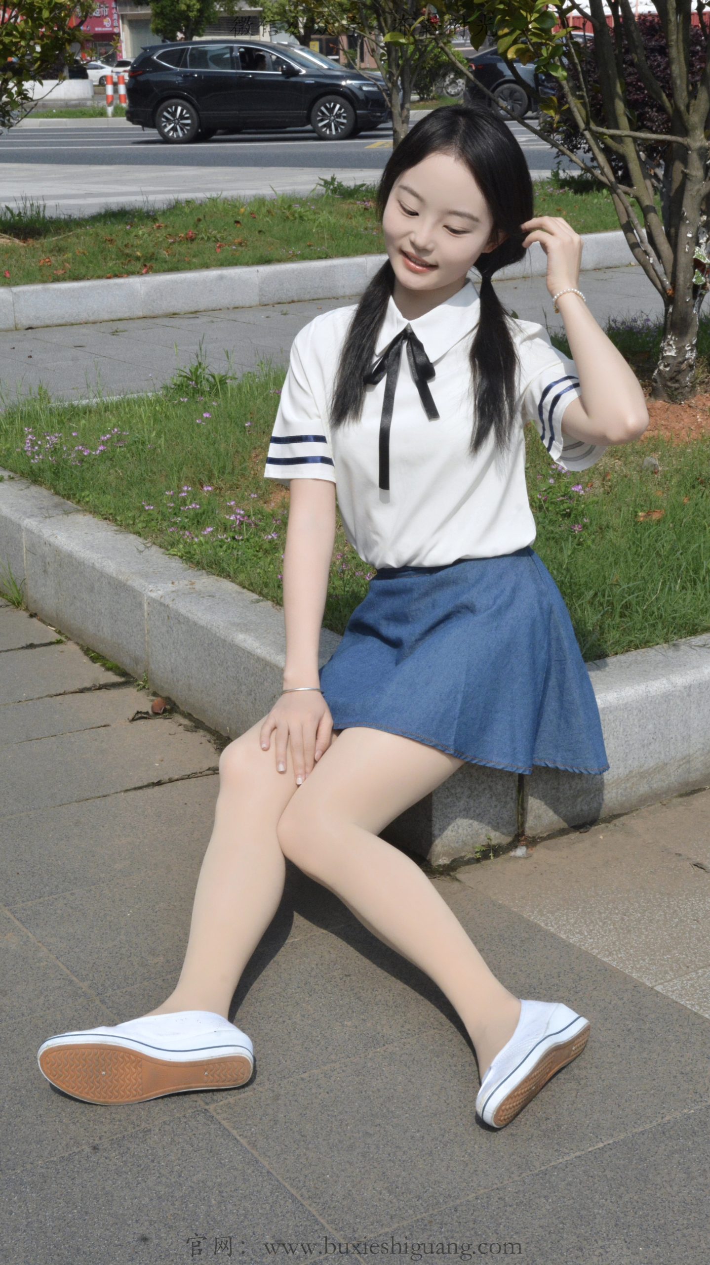 335/双双~【街边元气】白衫牛仔映晴光，白鞋玉足藏少女活力。