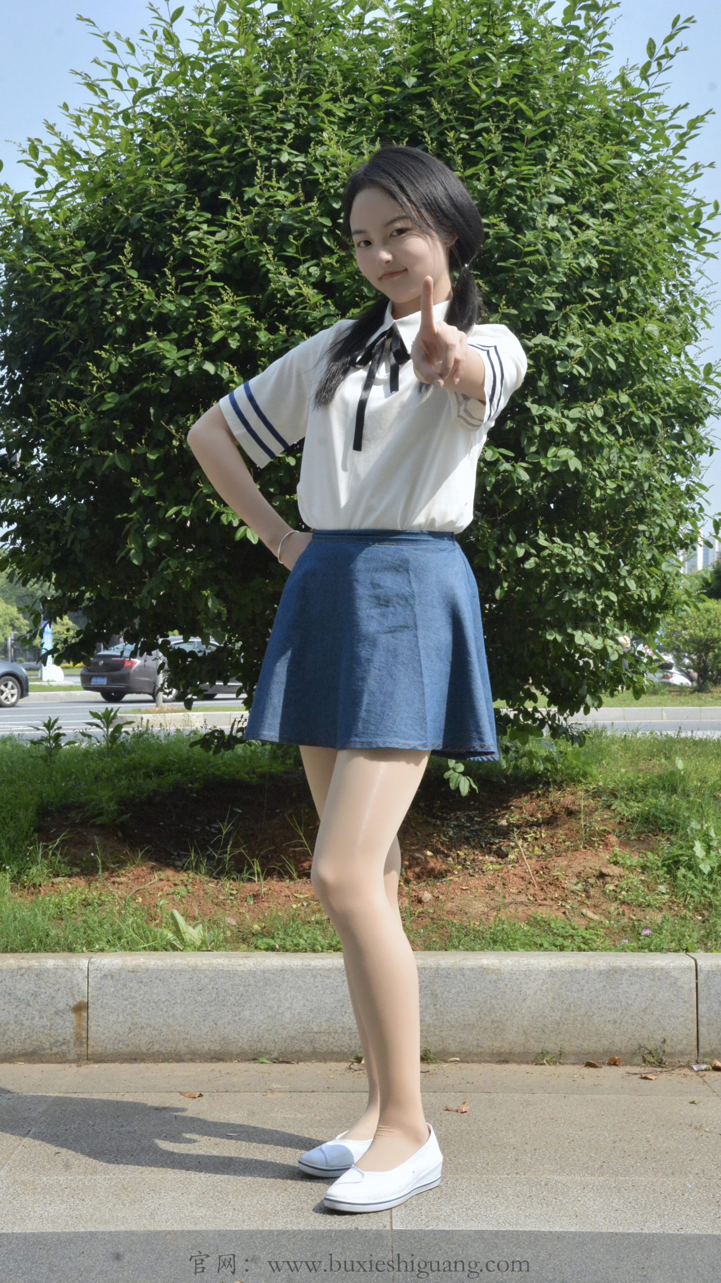 335/双双~【街边元气】白衫牛仔映晴光，白鞋玉足藏少女活力。