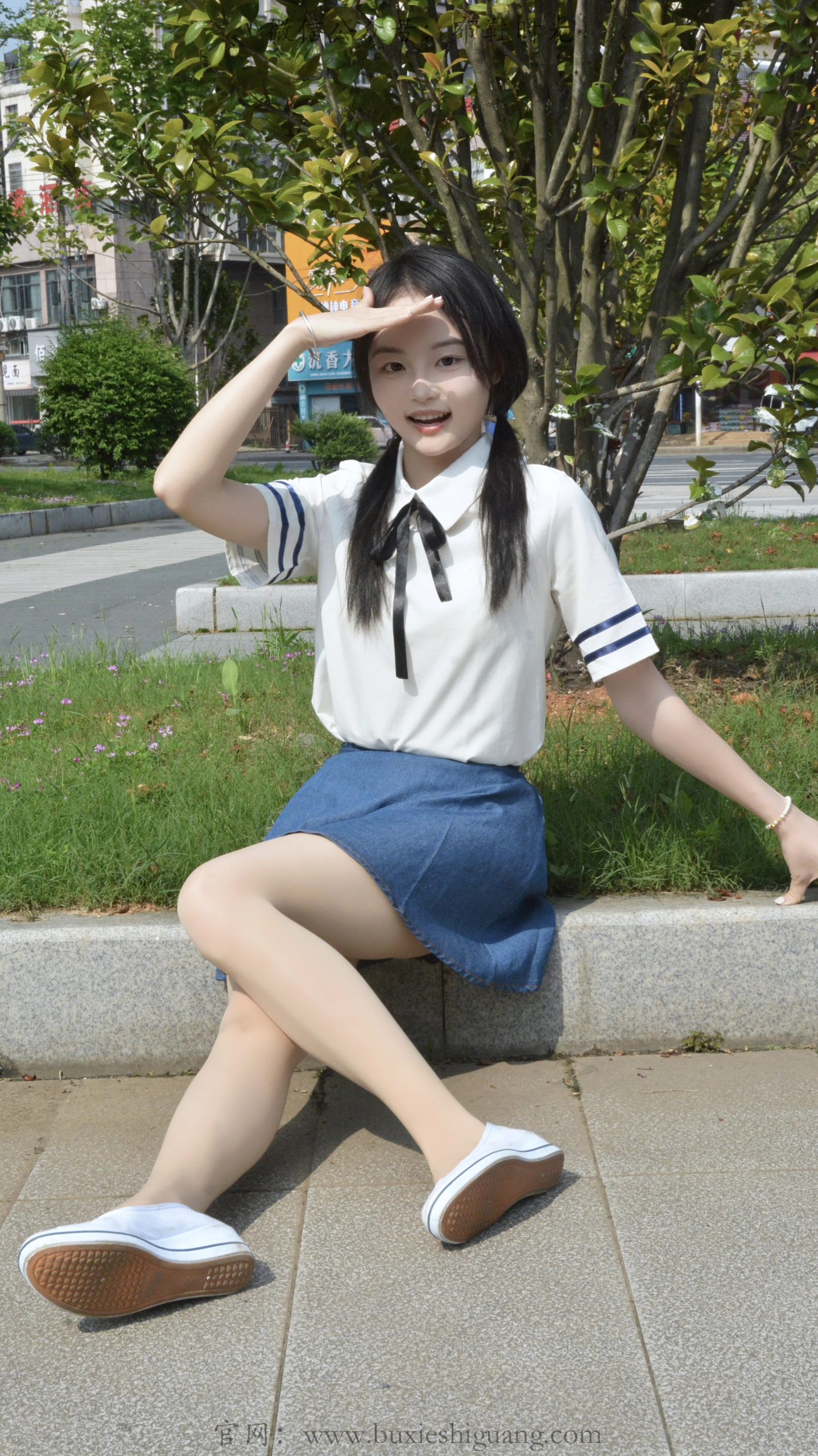 335/双双~【街边元气】白衫牛仔映晴光，白鞋玉足藏少女活力。