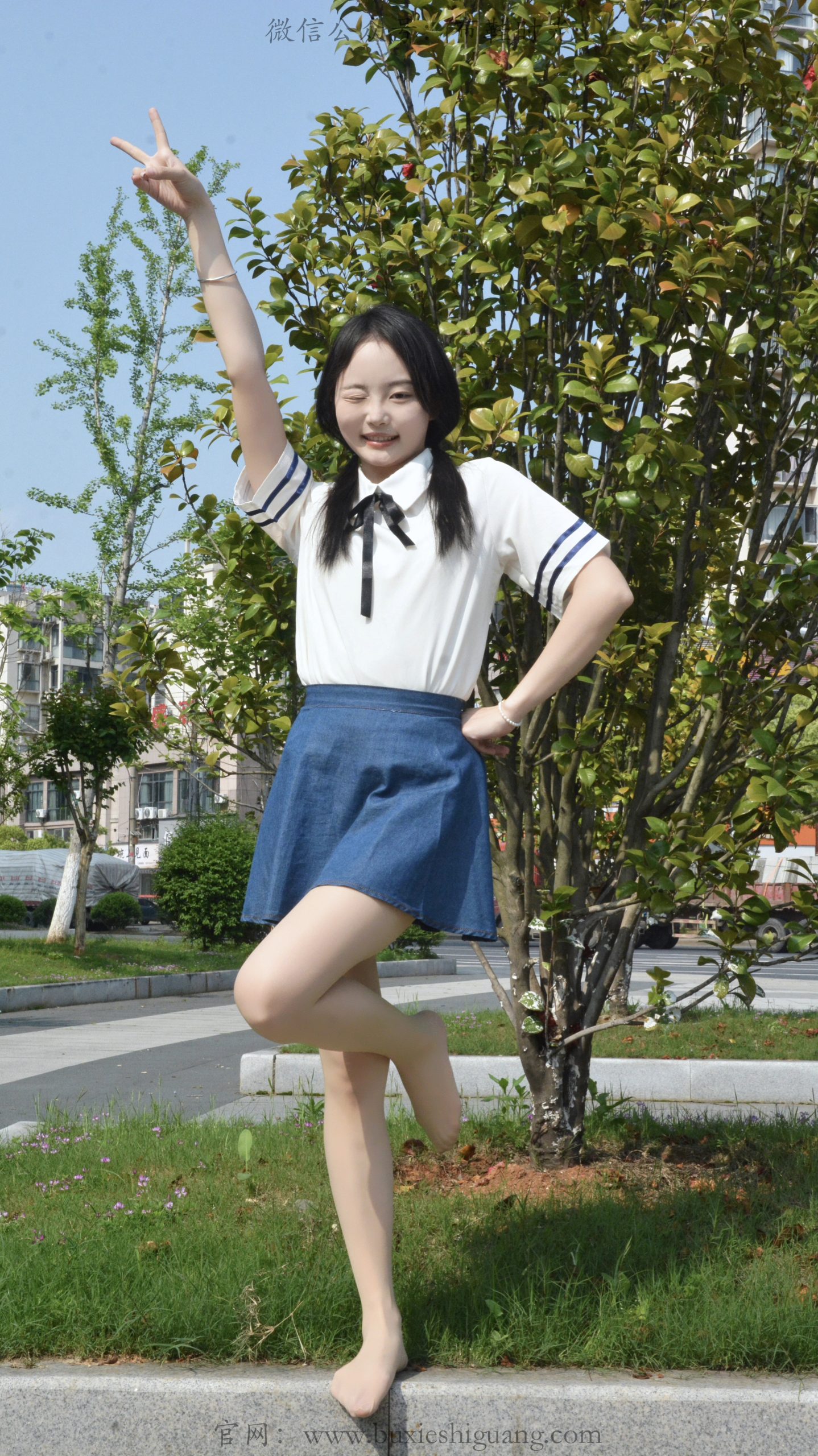 335/双双~【街边元气】白衫牛仔映晴光，白鞋玉足藏少女活力。