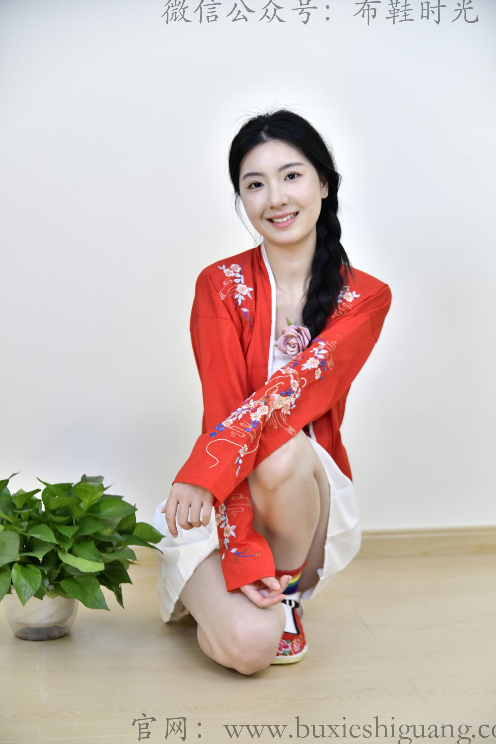 339/灯灯~【红衫俏影】红衫白裙映柔光，彩袜花鞋藏国风元气