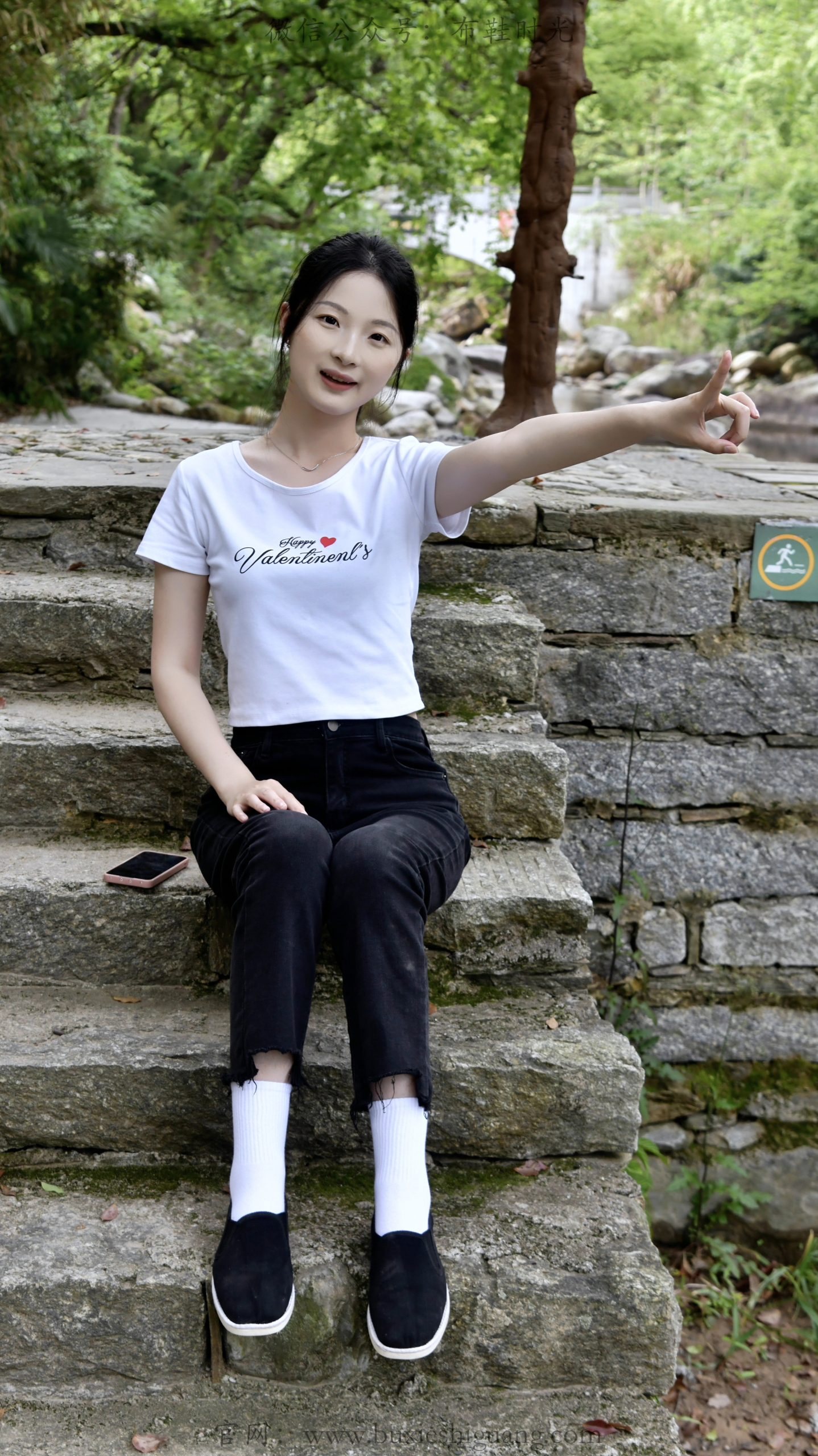 343/安妮~【山野闲行】溪谷清风伴闲步，素衣少女藏山野温柔。