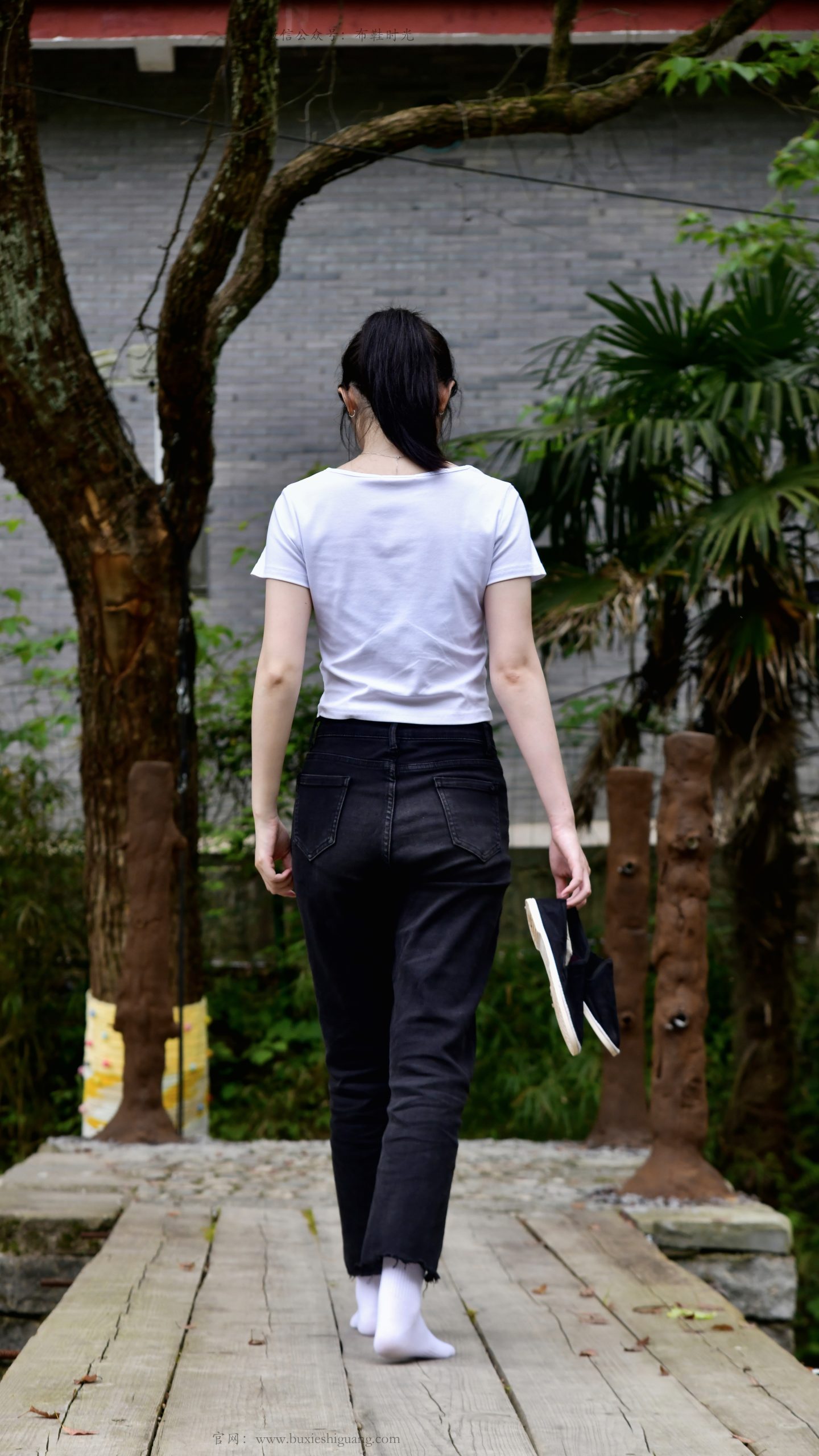 343/安妮~【山野闲行】溪谷清风伴闲步，素衣少女藏山野温柔。